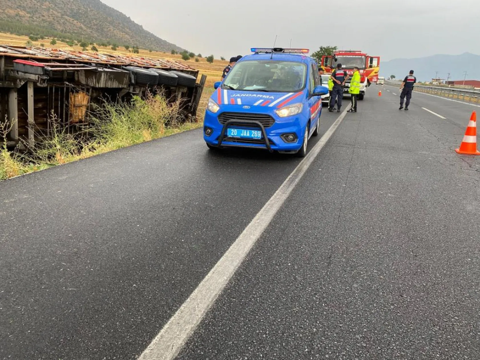 Saman yüklü tır devrildi sürücü öldü, eşi ve çocukları yaralandı