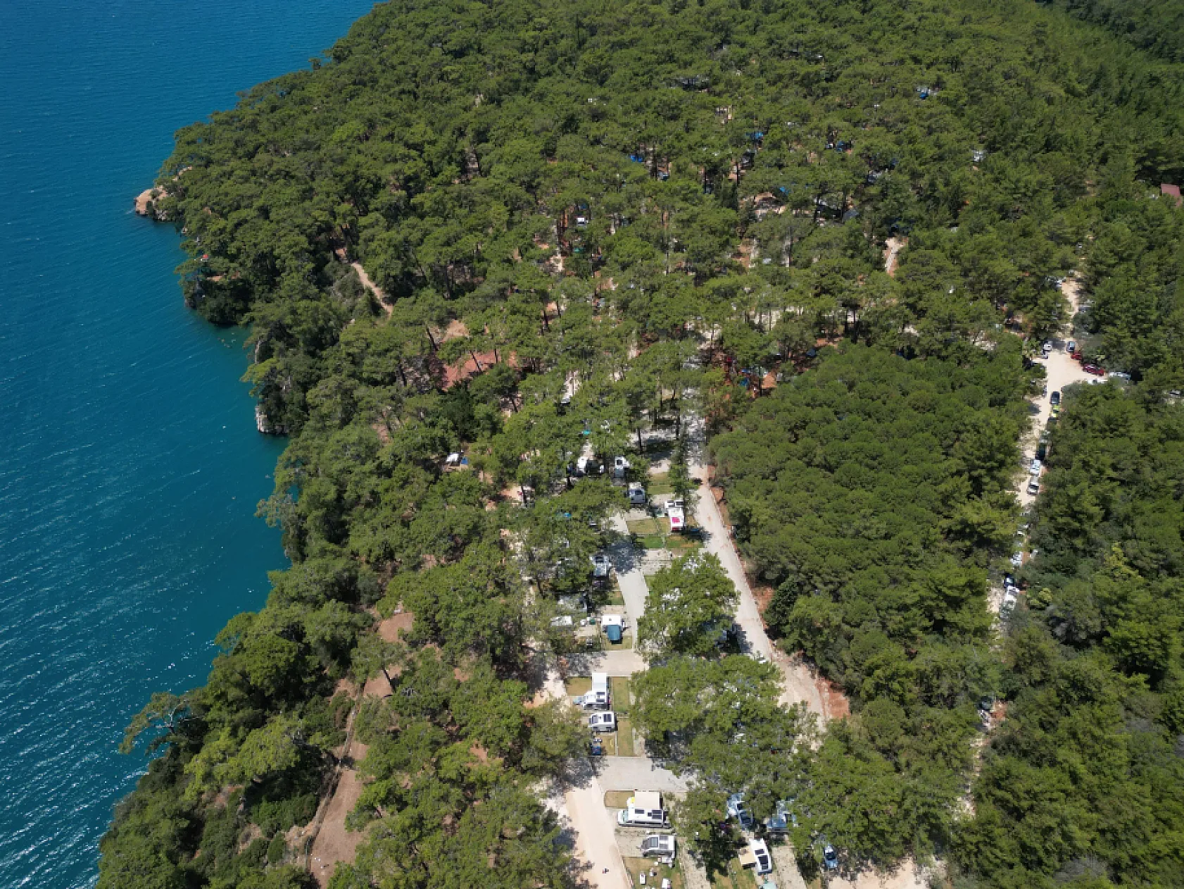 Çadır ve karavan tatilcileri 'sakin kent' Akyaka'ya akın etti
