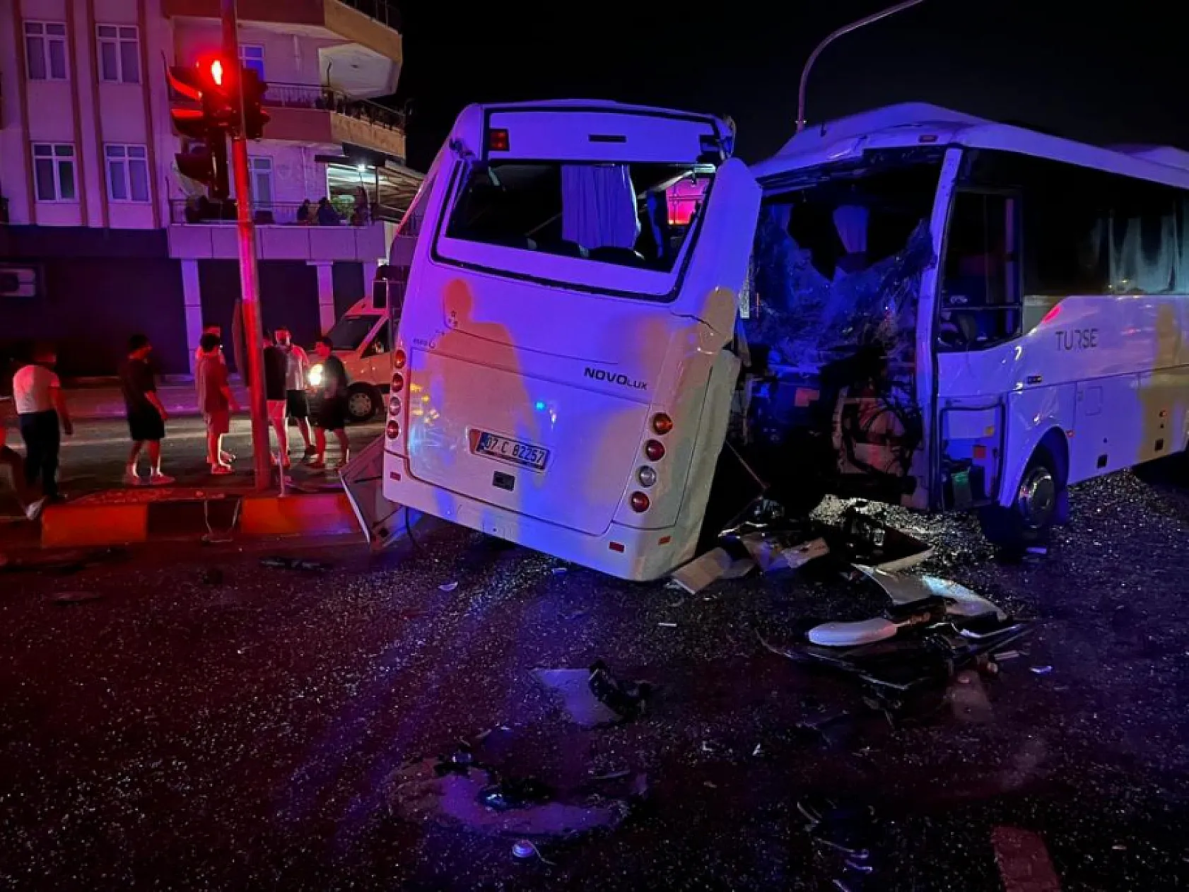 3 midibüs birbirine girdi, ortalık savaş alanına döndü: 6 yaralı