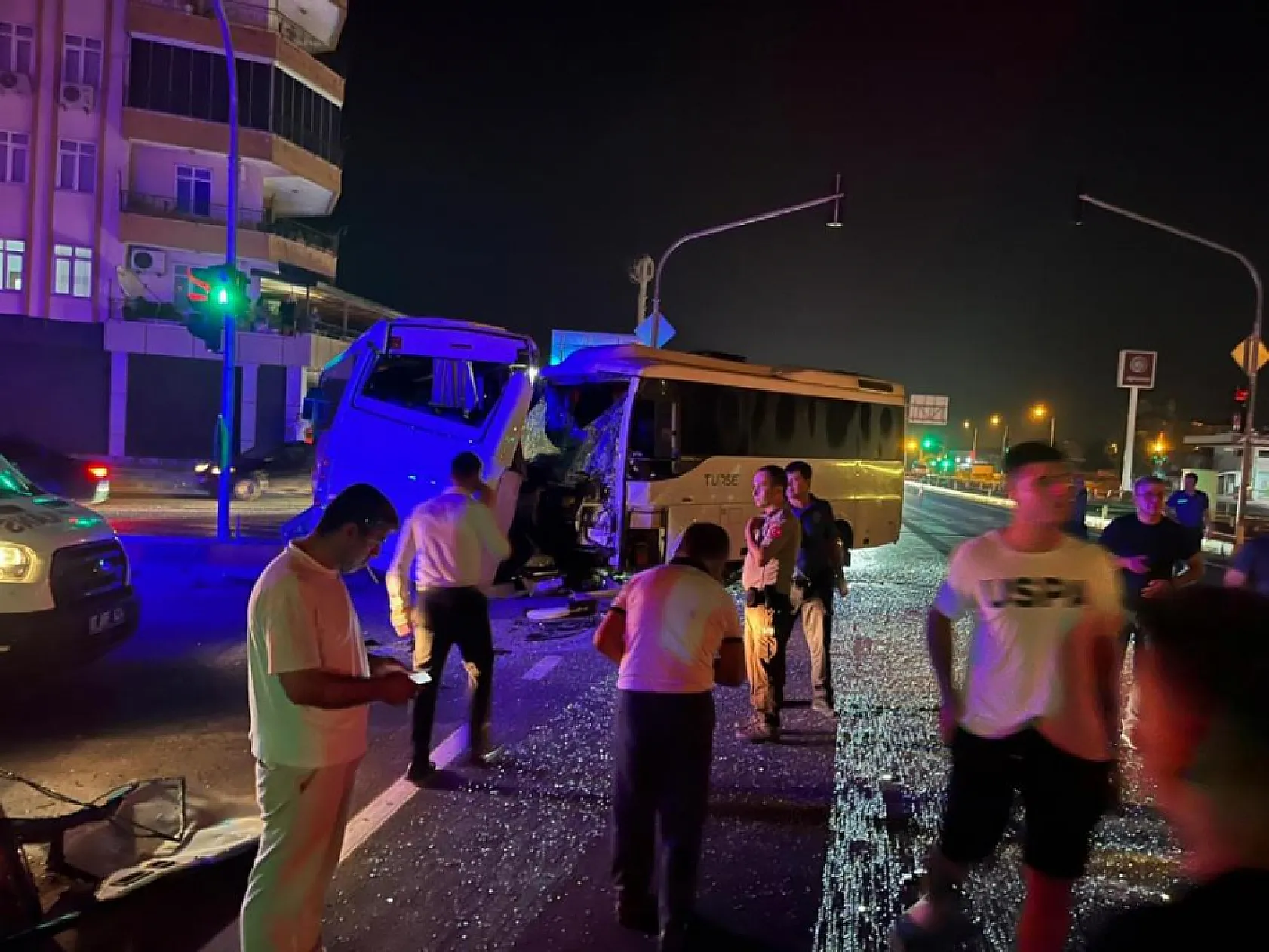 3 midibüs birbirine girdi, ortalık savaş alanına döndü: 6 yaralı
