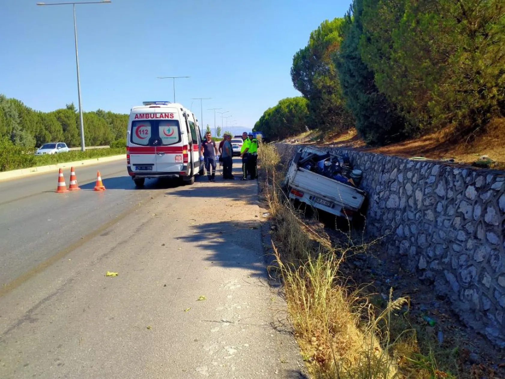 Kamyonet yoldan çıktı: Baba ve oğlu yaralandı