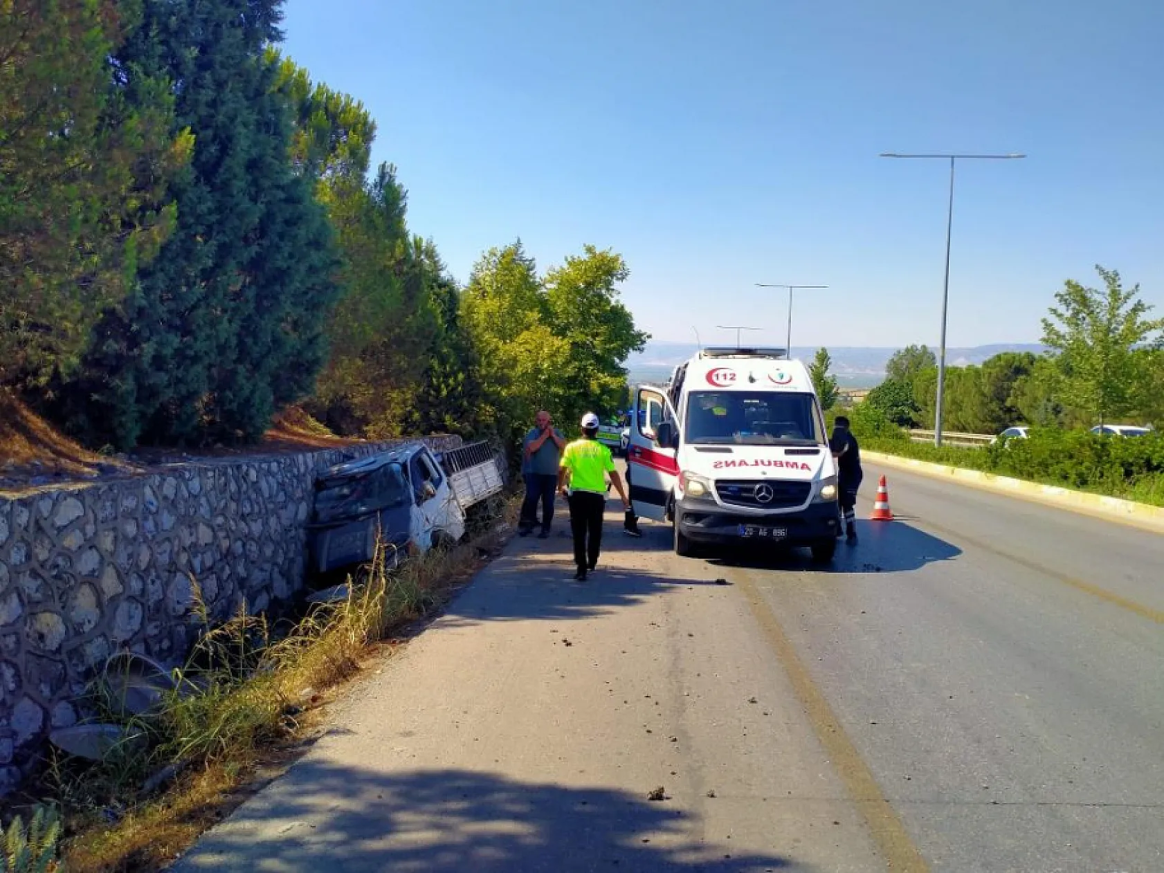 Kamyonet yoldan çıktı: Baba ve oğlu yaralandı