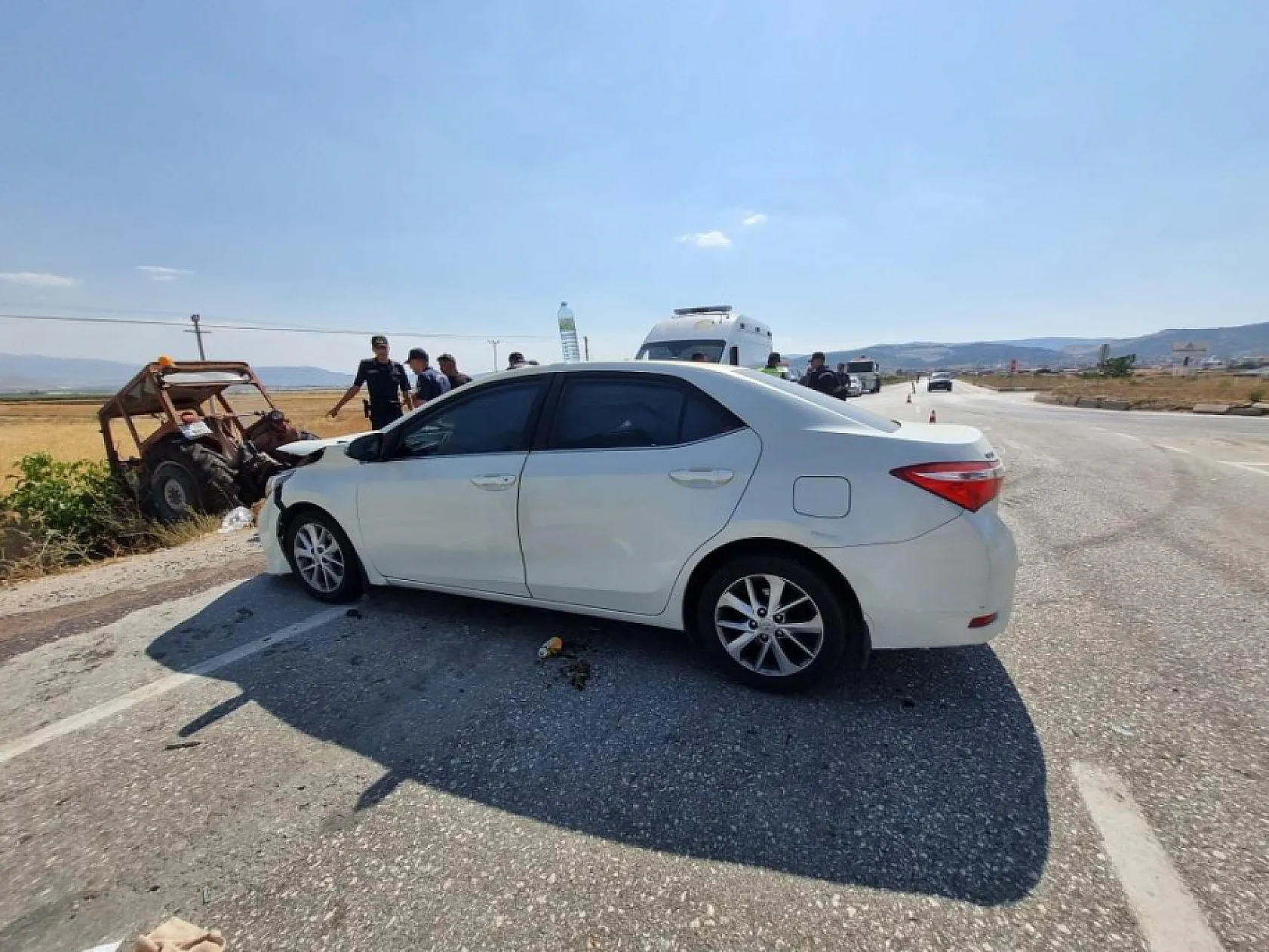 Burdur-Fethiye Karayolu'nda traktör ile otomobil çarpıştı: 5 yaralı