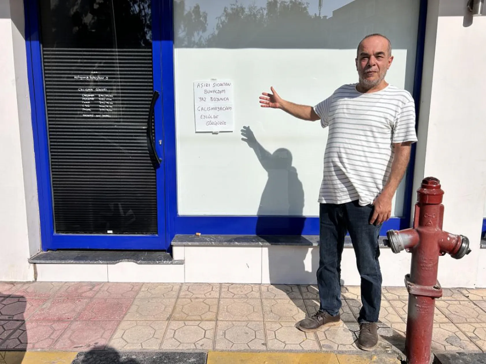 Sıcakların 45 dereceyi bulmasına dayanamayınca, iş yerine not asıp tatile çıktı