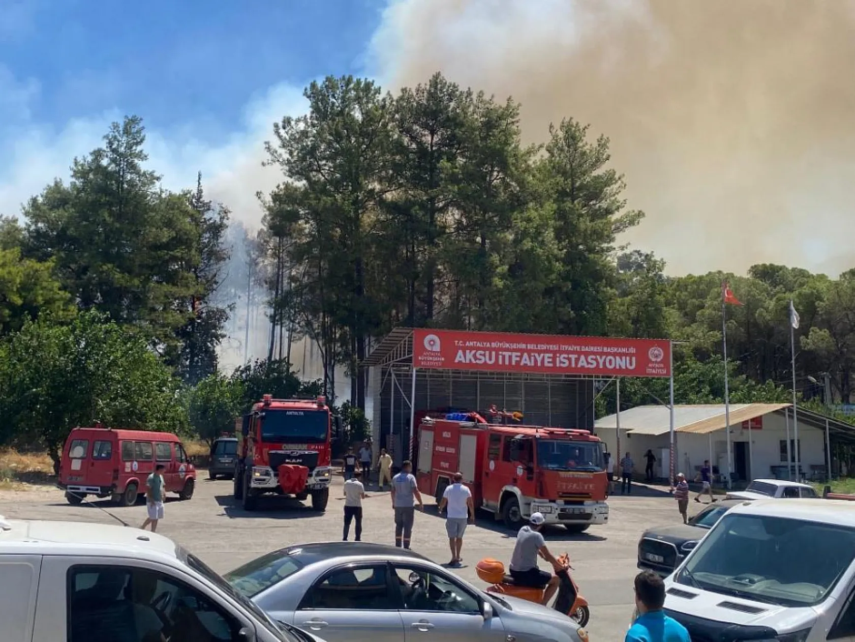 Antalya'da ormanlık alanda yangın paniği