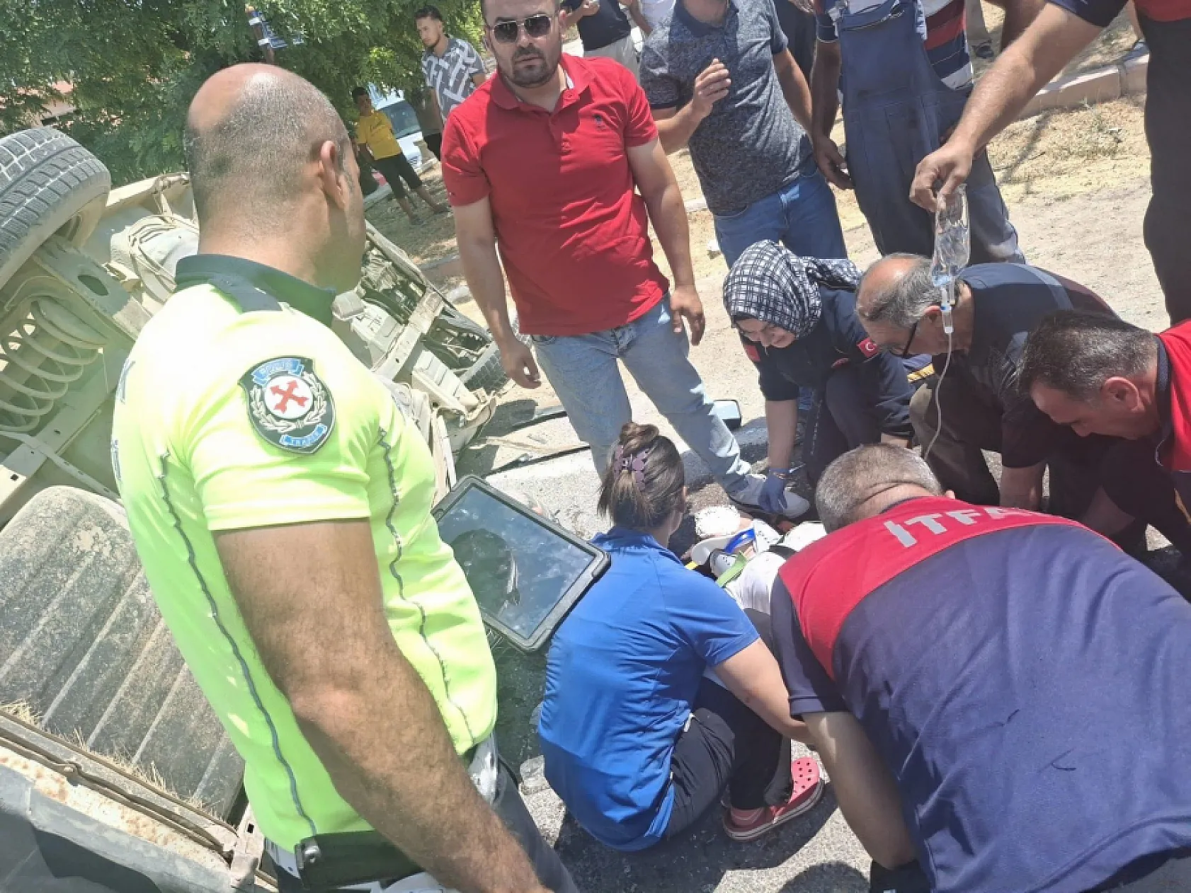 Motosikletin çarptığı otomobil devrildi: 1'i ağır, 3 yaralı