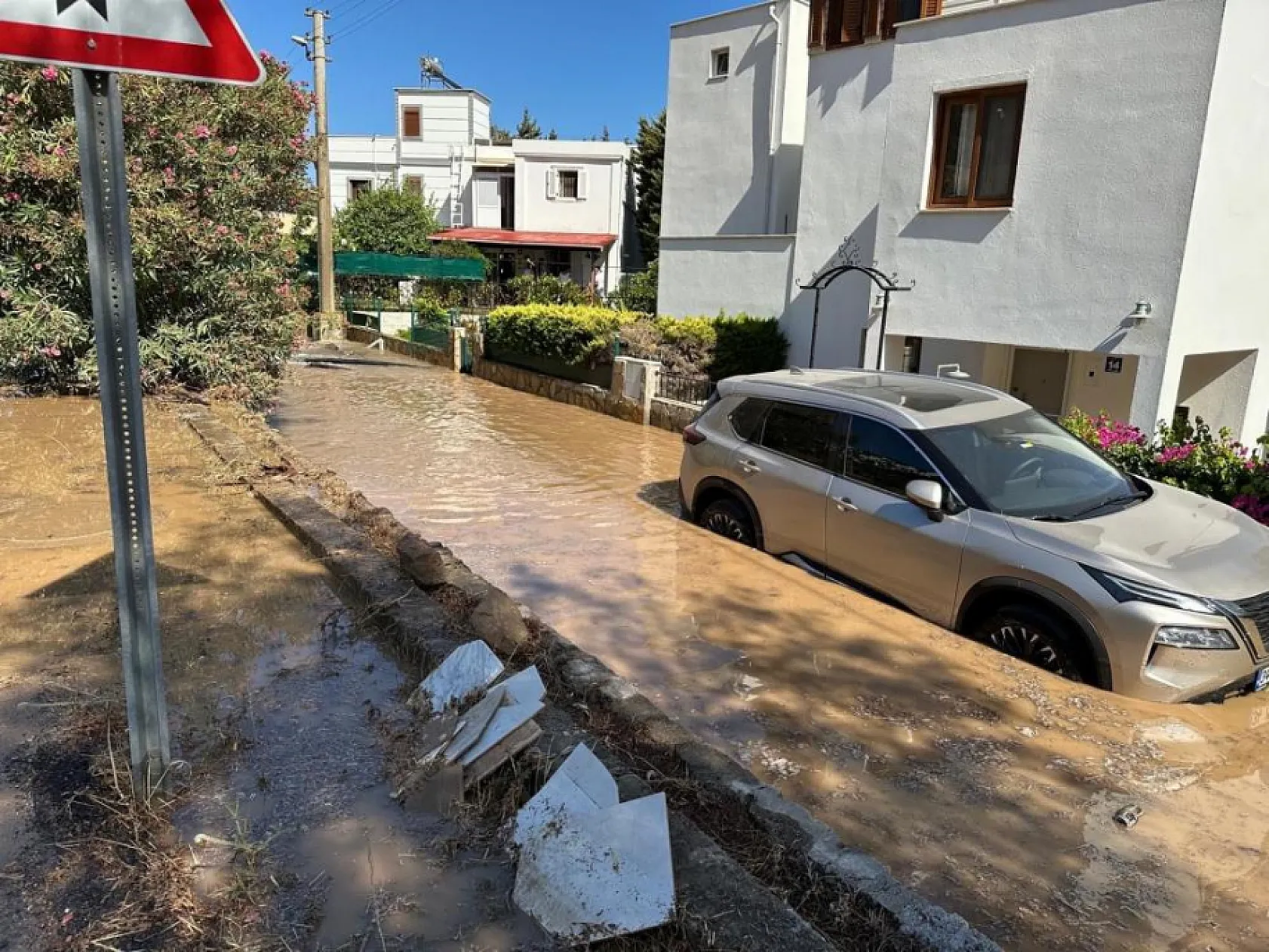 Bodrum'da ana su isale hattı patladı, yol çöktü