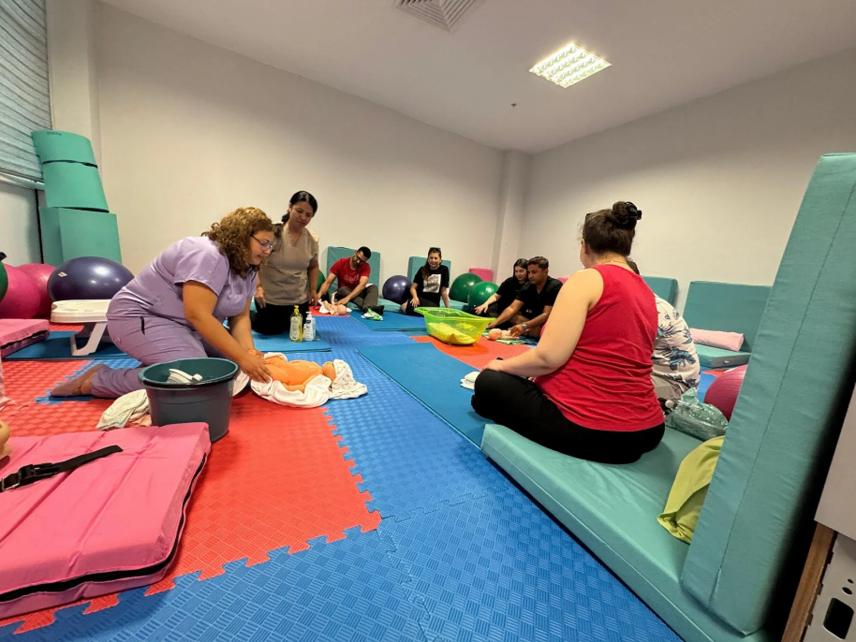 MEAH gebe okulunda anne ve baba adayları birlikte eğitim alıyor
