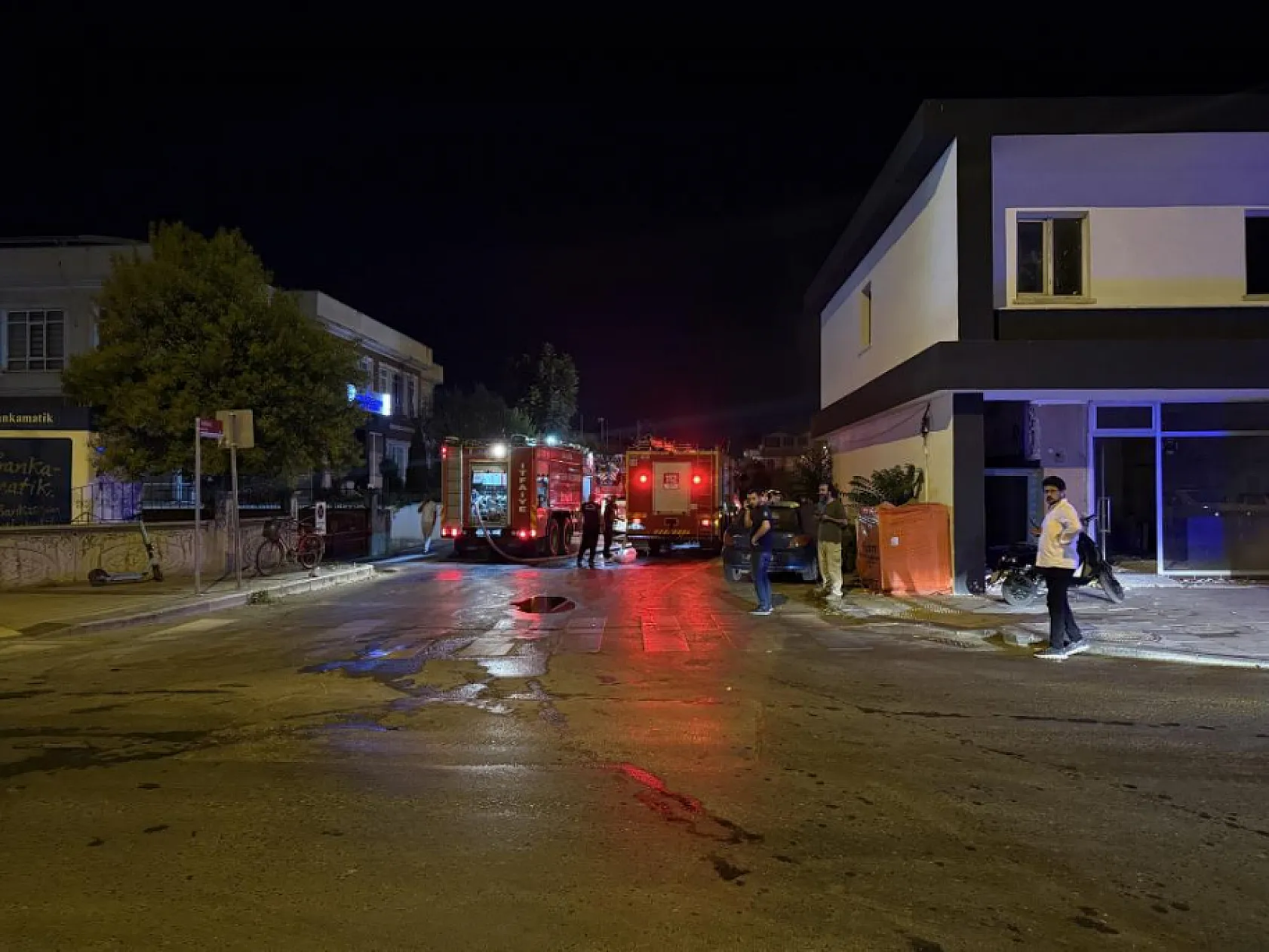 Faciaya ramak kala... Bilinçsizce yakılan ateş, 4 dükkana felaketi yaşattı