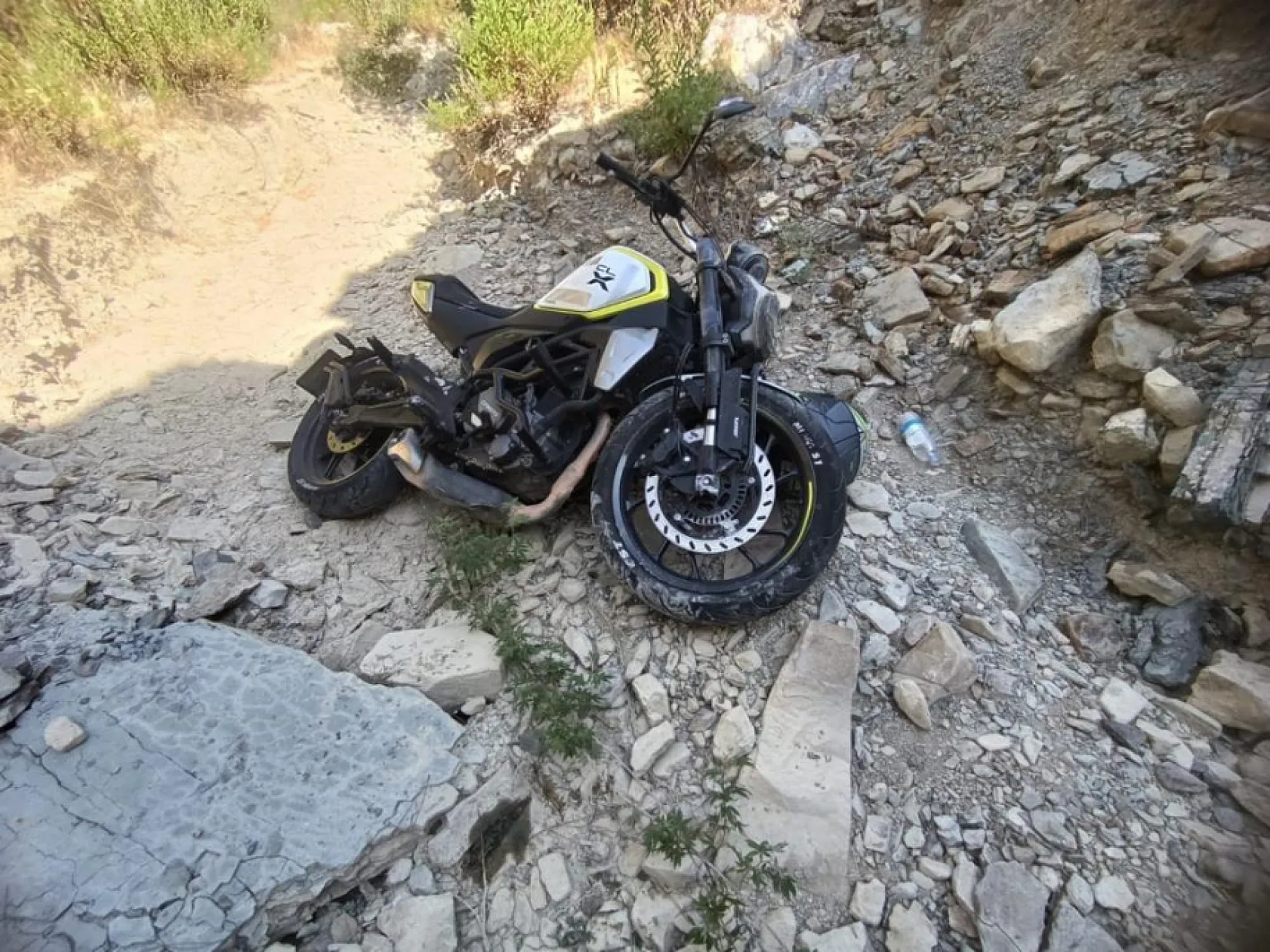 Motosiklet şarampole yuvarlandı: Genç motosiklet sürücüsü yaralandı