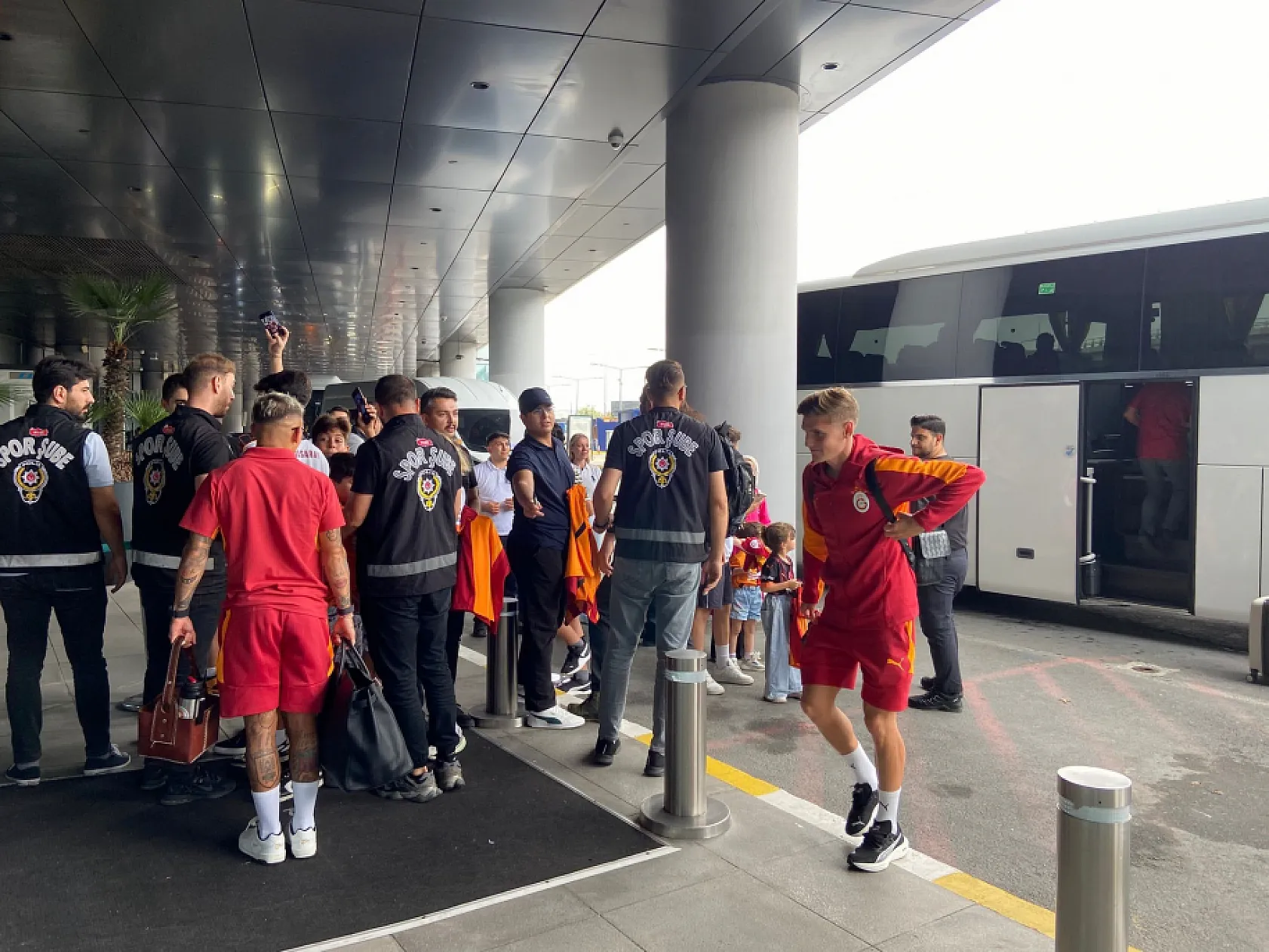Galatasaray, ligin açılış maçı için Gaziantep'e gitti