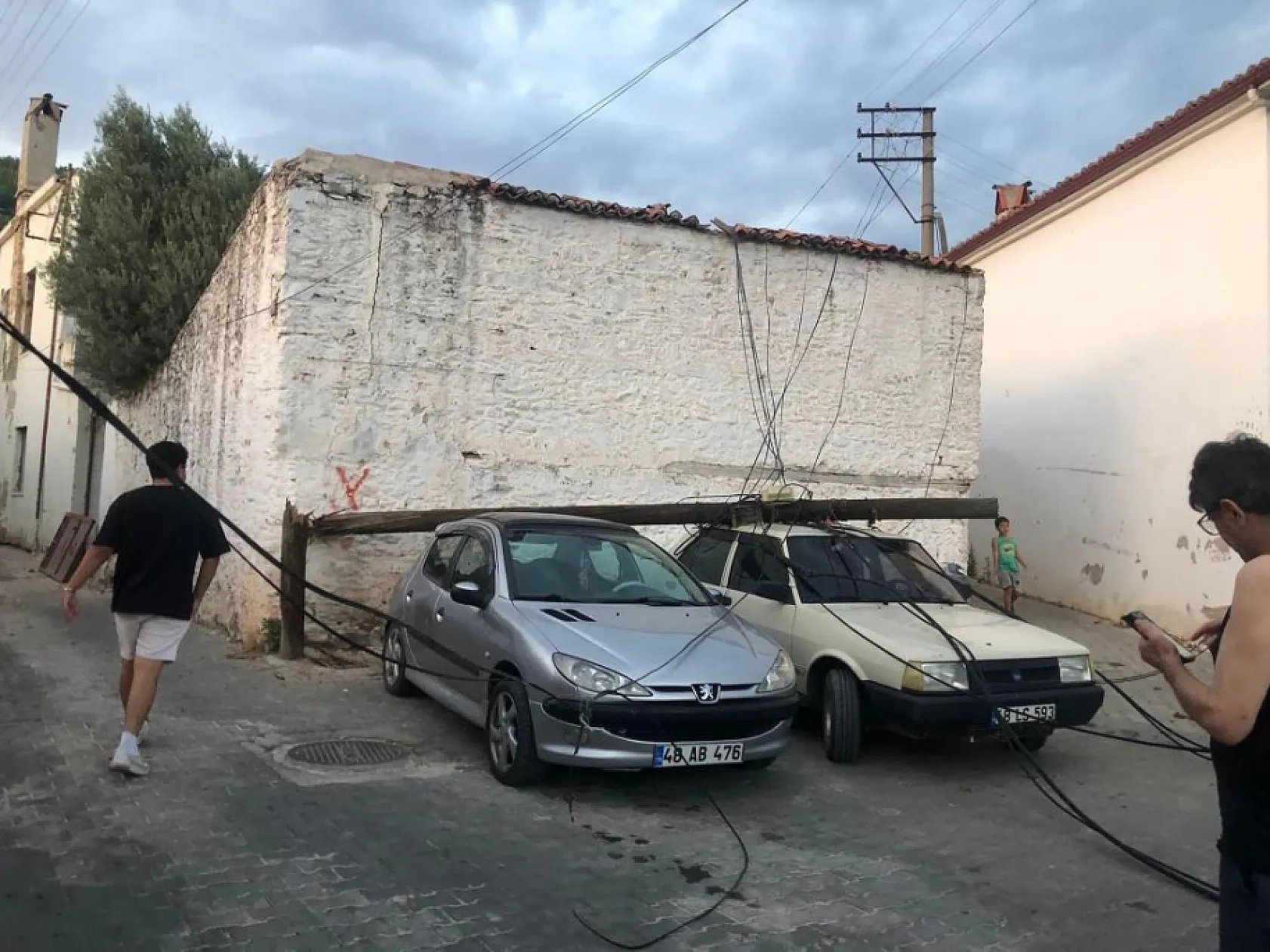 Menteşe'de Ahşap Direk Park Halindeki Araçların Üzerine Devrildi