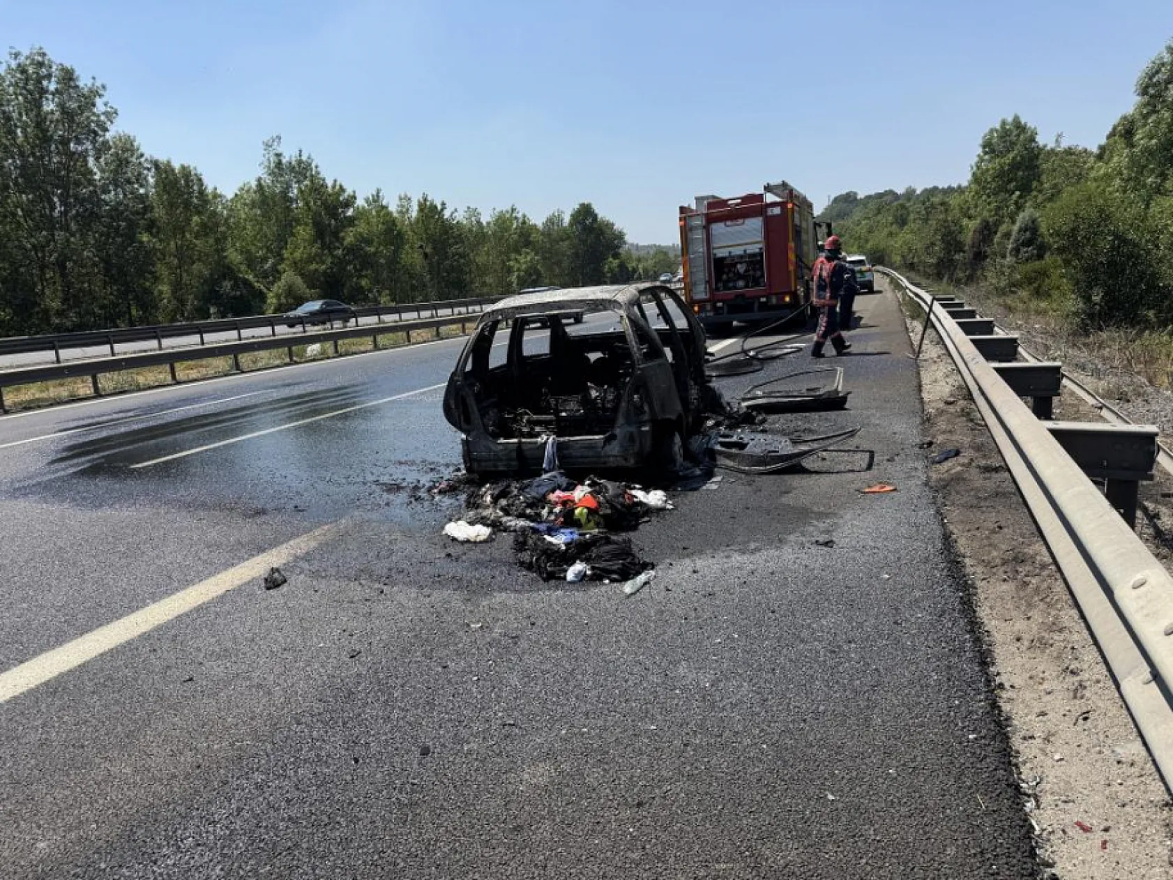 Otoyolda yabancı plakalı otomobil alev alev yandı, geriye demir yığınları kaldı