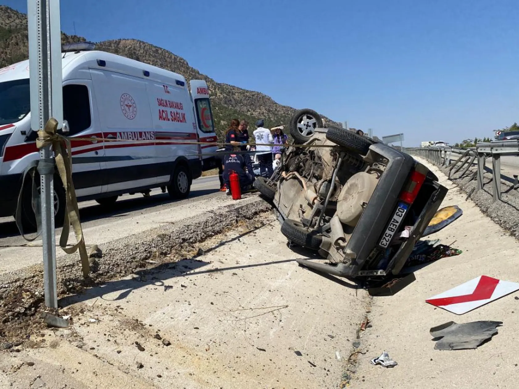 Refüje çarparak takla atan Tofaş kullanılmaz hale geldi: 4 yaralı