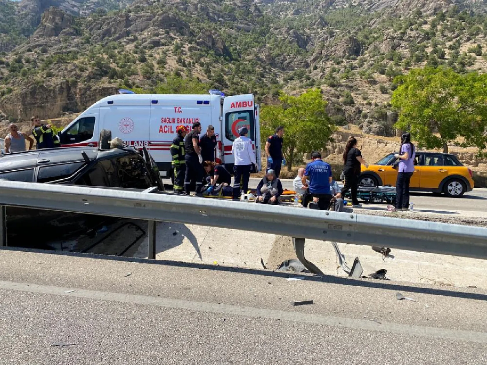 Refüje çarparak takla atan Tofaş kullanılmaz hale geldi: 4 yaralı