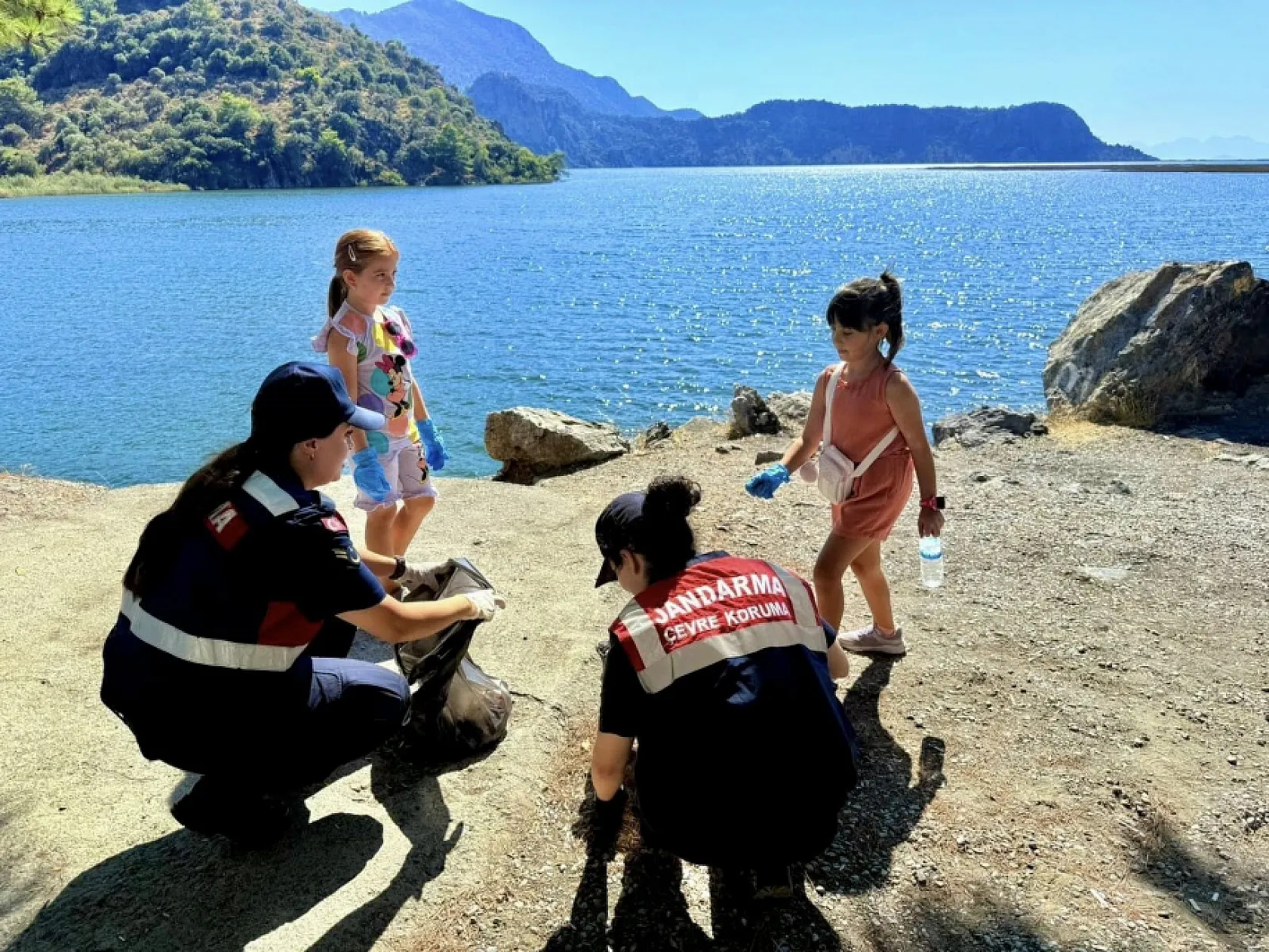 Kaymakam, jandarma ve çevre gönüllüleri el ele verdi Sulungur Gölü çevresi pırıl pırıl oldu