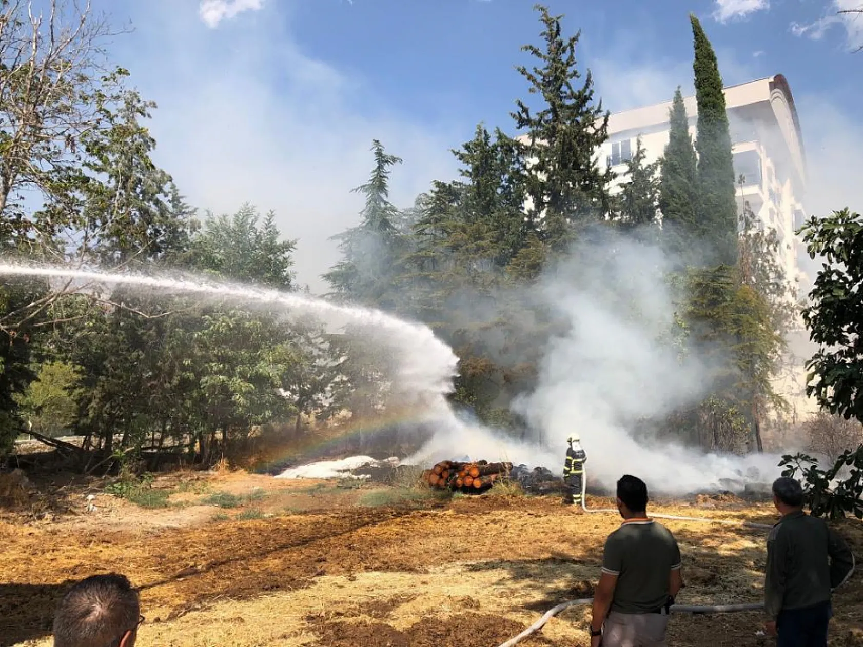 Apartmanın bahçesinde korkutan yangın