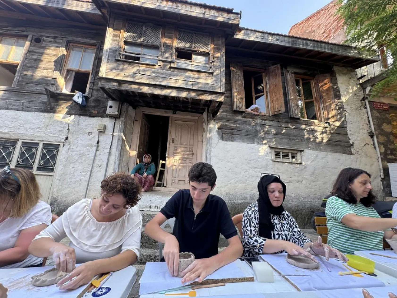 Hayallerini ata toprağında açtığı seramik atölyesiyle gerçekleştirdi