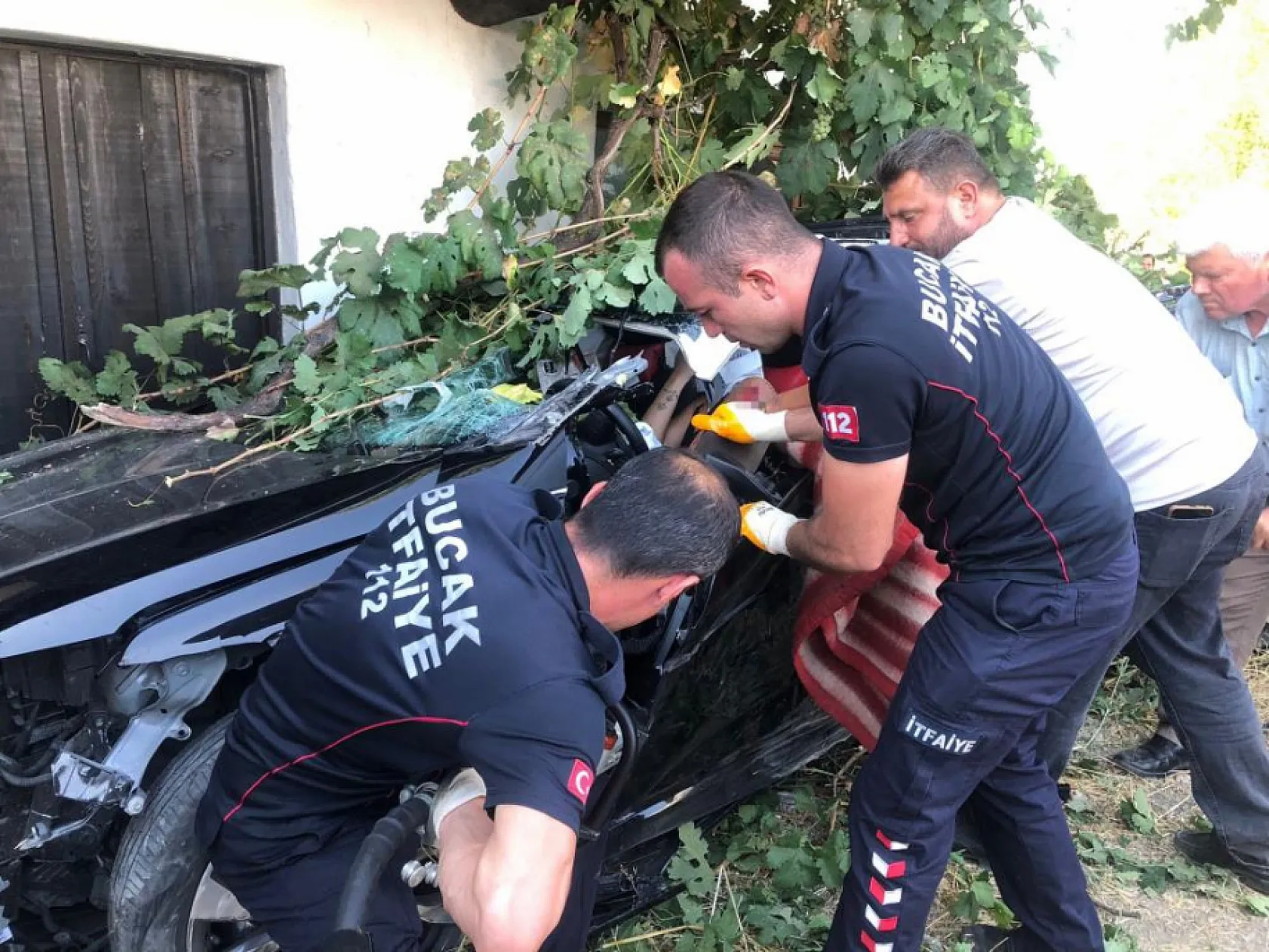 Burdur-Antalya Karayolu'nda traktör otomobille çarpıştı: 4 yaralı
