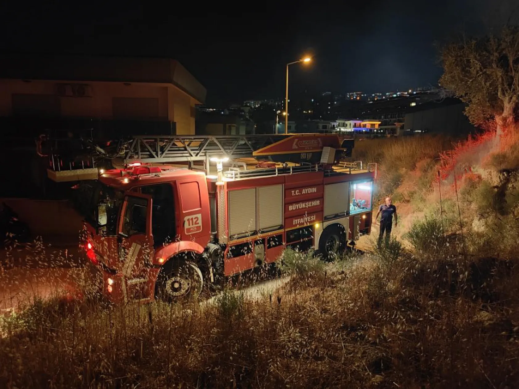 Kızına hediye aldığı otomobil yandı