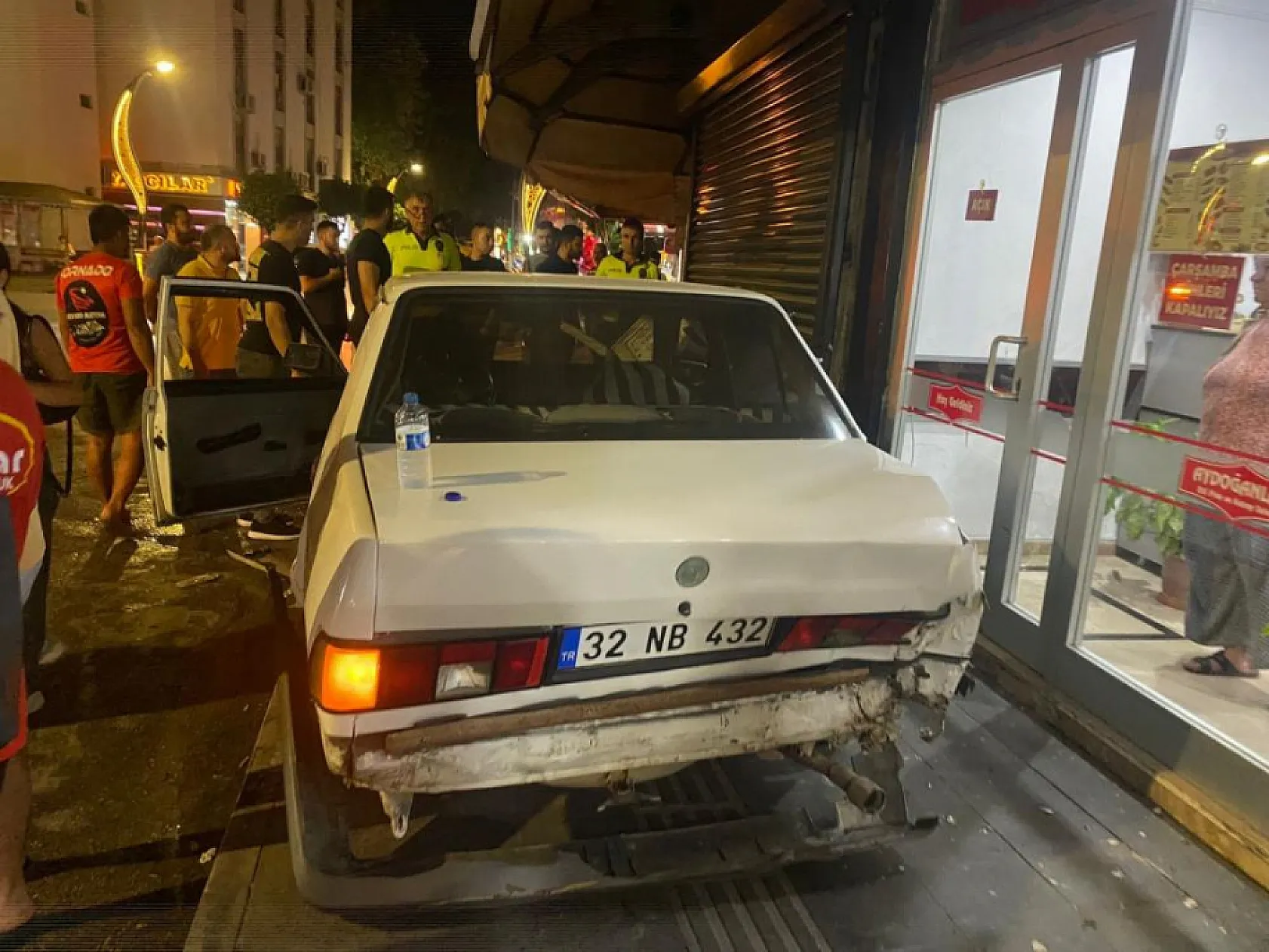 Dondurma almak için aracını park etmek isteyen sürücü, hayatının şokunu yaşadı
