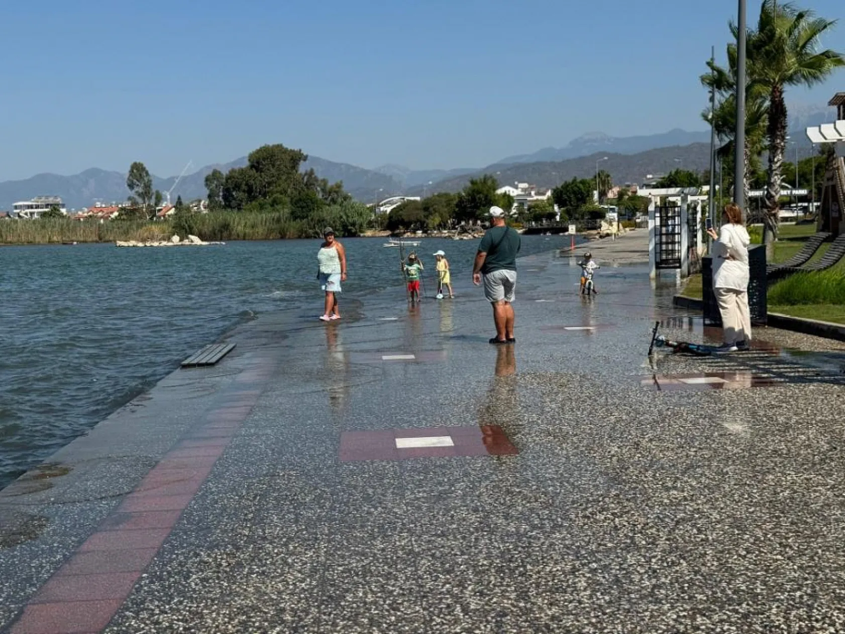 Fethiye'de gelgit nedeniyle deniz suyu yükseldi