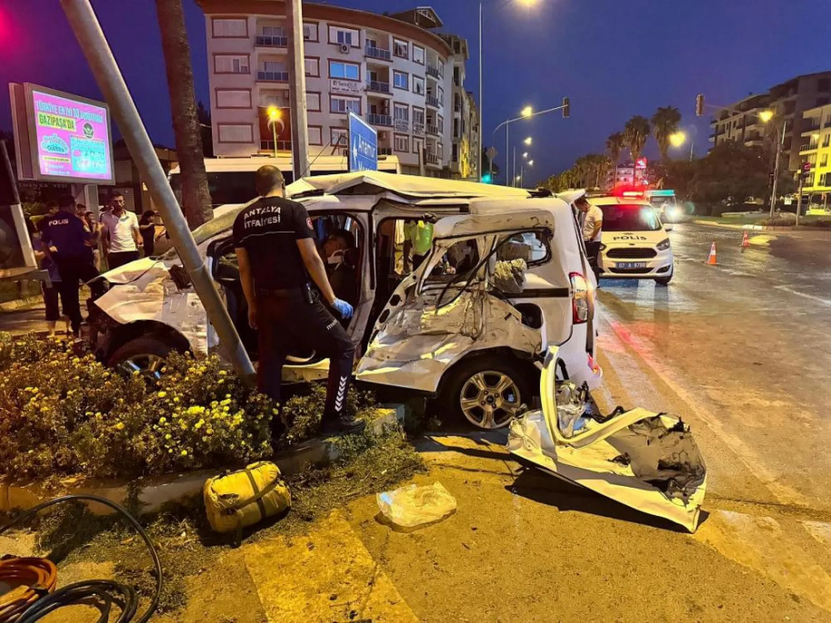 Kırmızı ışık ihlali kazayı da beraberinde getirdi: 3'ü ağır 6 yaralı