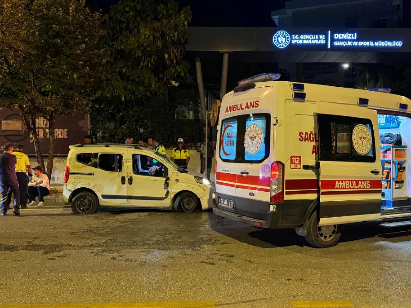 Otomobil 100 metre sürüklenip kaldırıma çarptı: 4 kişi yaralandı, 2 kişi olay yerinden kaçtı