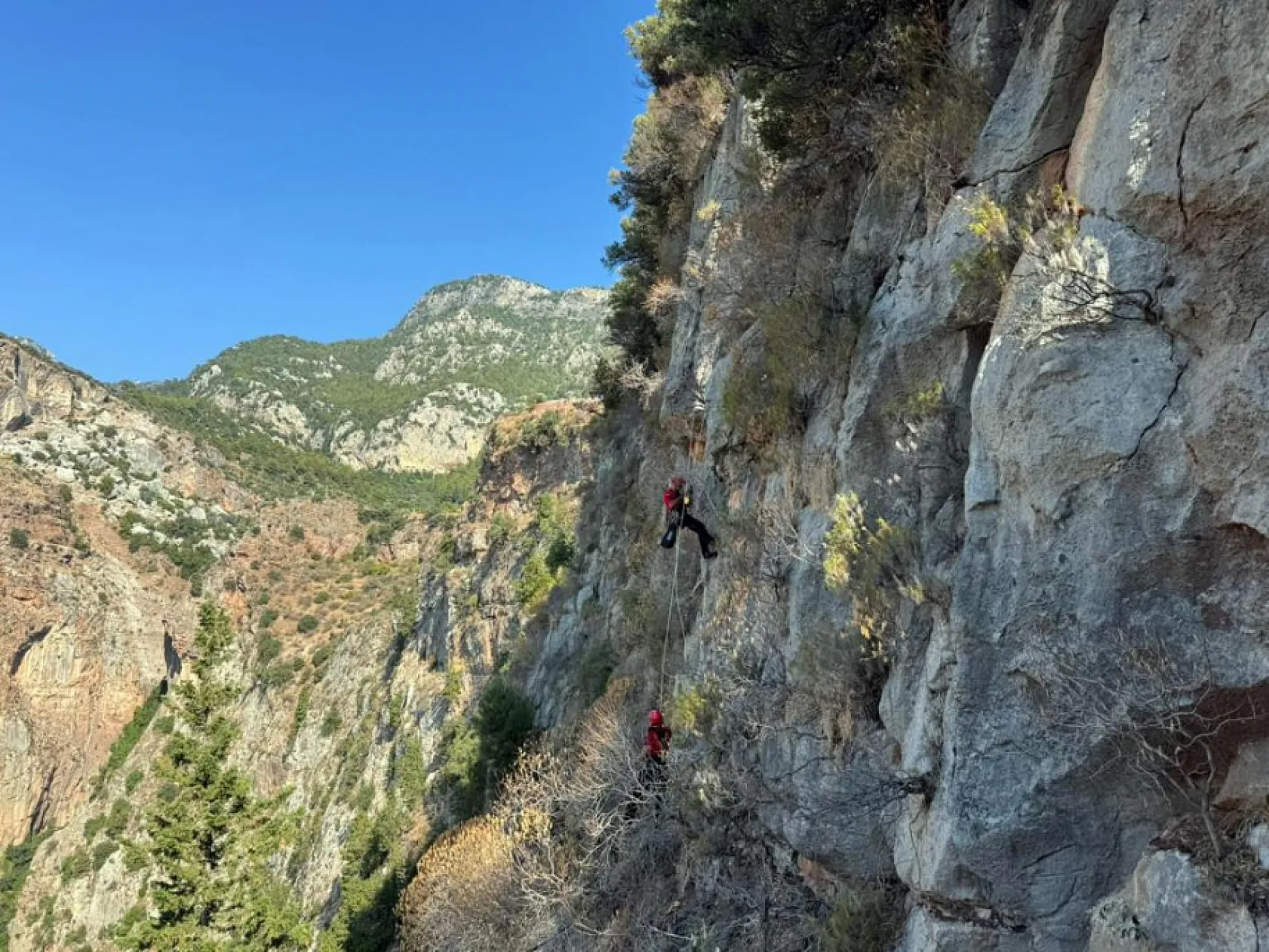 Fethiye'de Kayalıklarda Mahsur Kalan Alman Turist Kurtarıldı