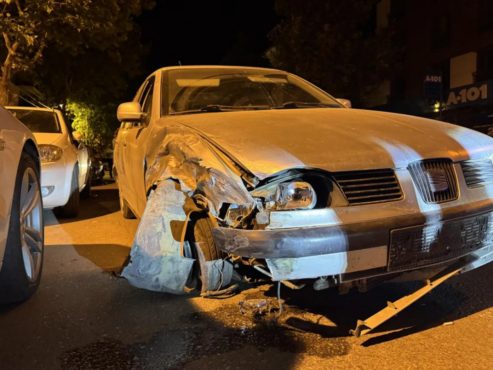 Park halindeki 2 araca çarpan otomobil sürücüsü olay yerinden kaçtı