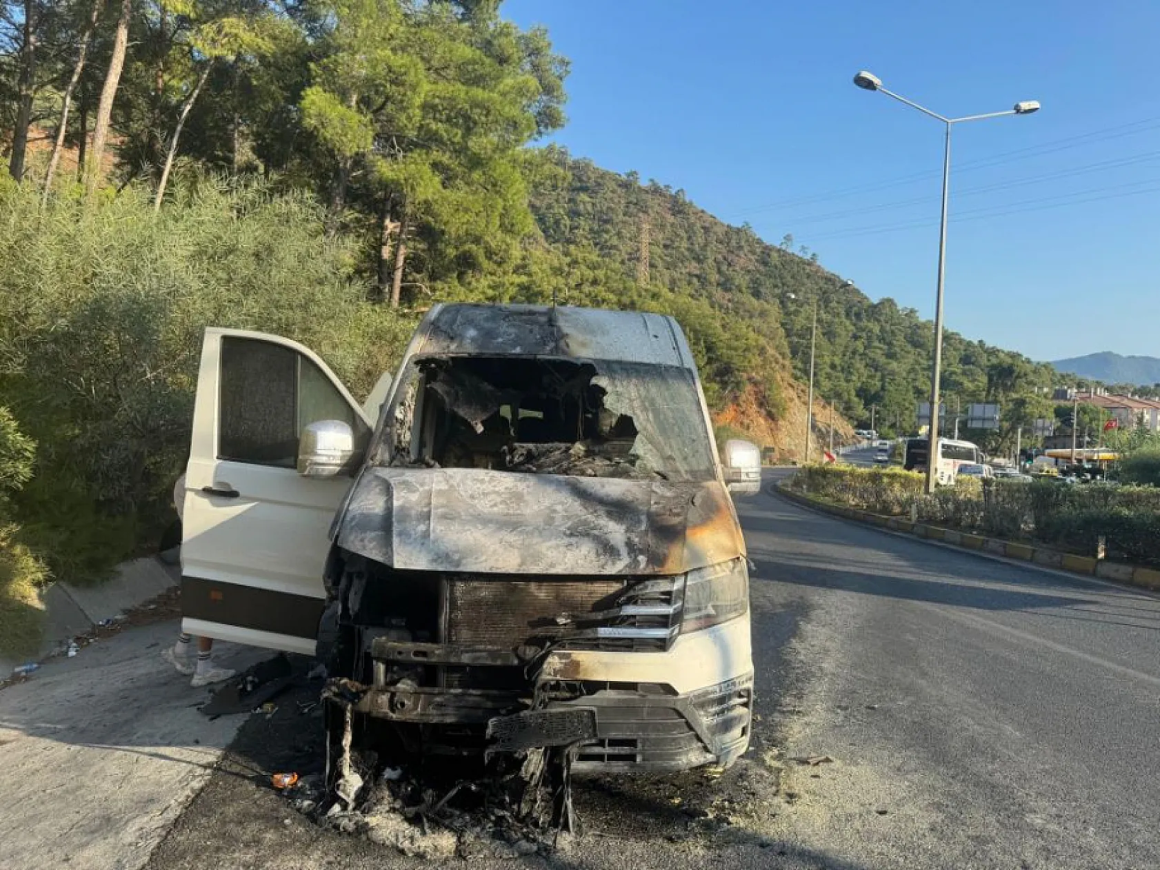 Marmaris'te turistleri taşıyan minibüs alev aldı