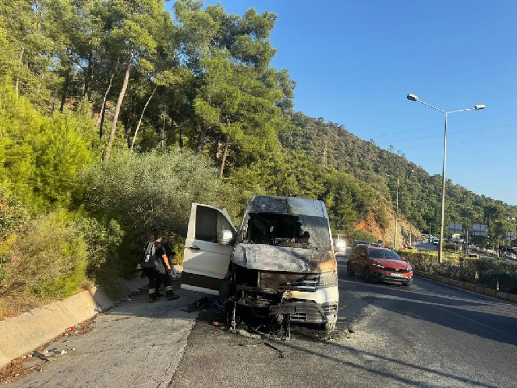 Marmaris'te turistleri taşıyan minibüs alev aldı