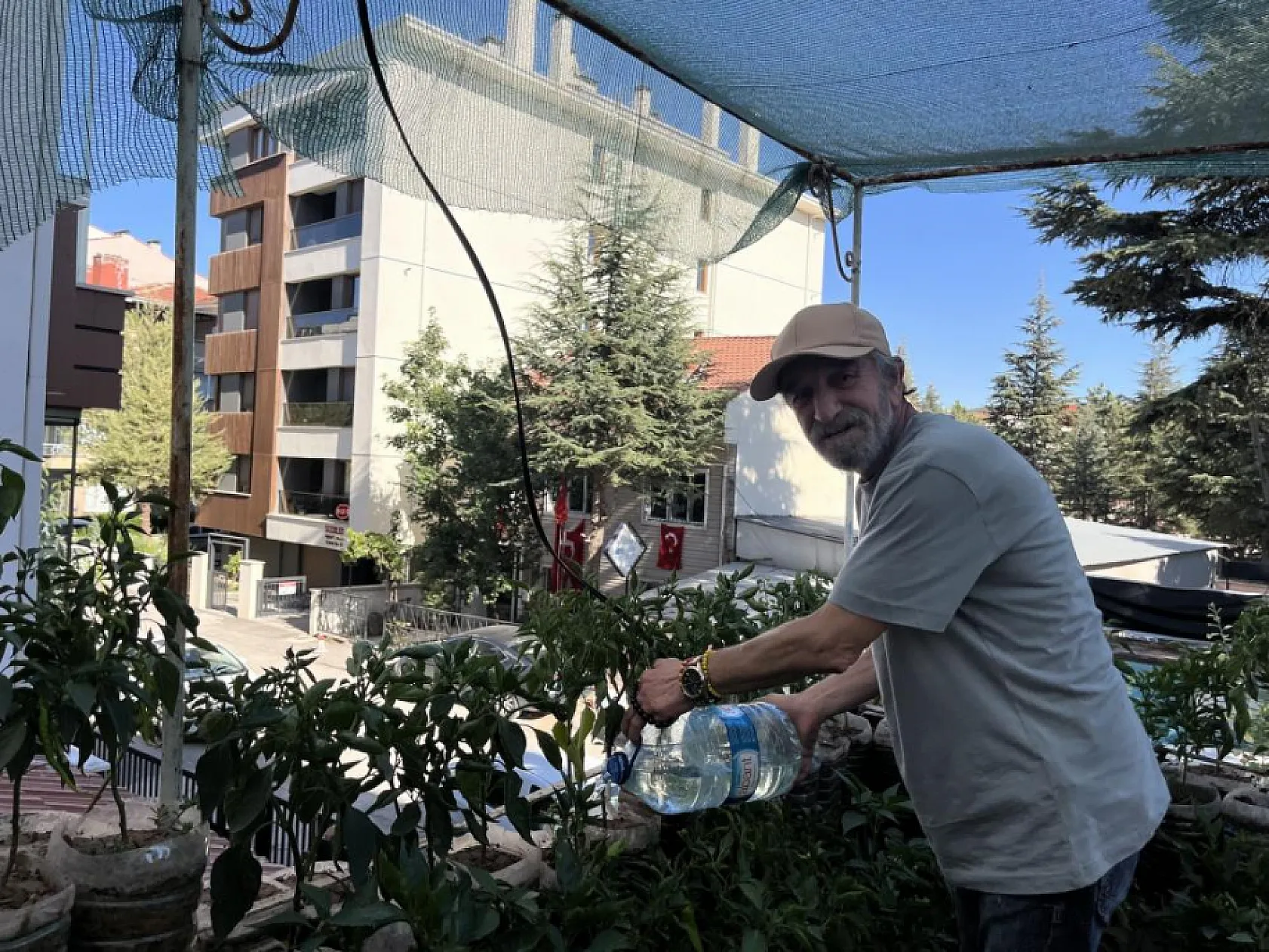 18 metrekarelik terasını 200 fideyle bahçeye çevirdi, 8 saatini burada harcıyor