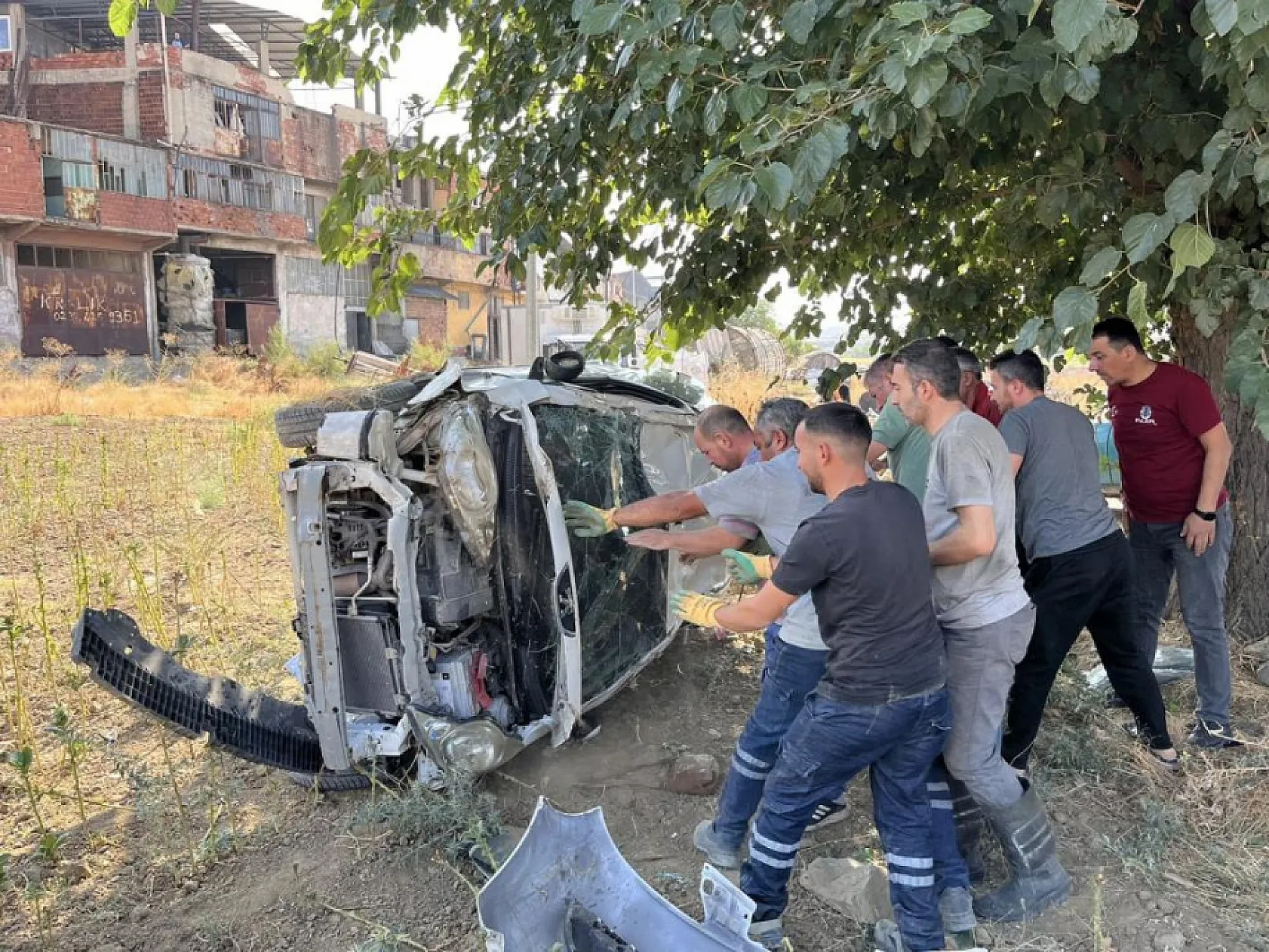 Otomobil tarlaya uçtu, sürücü ve torunu hafif yaralandı