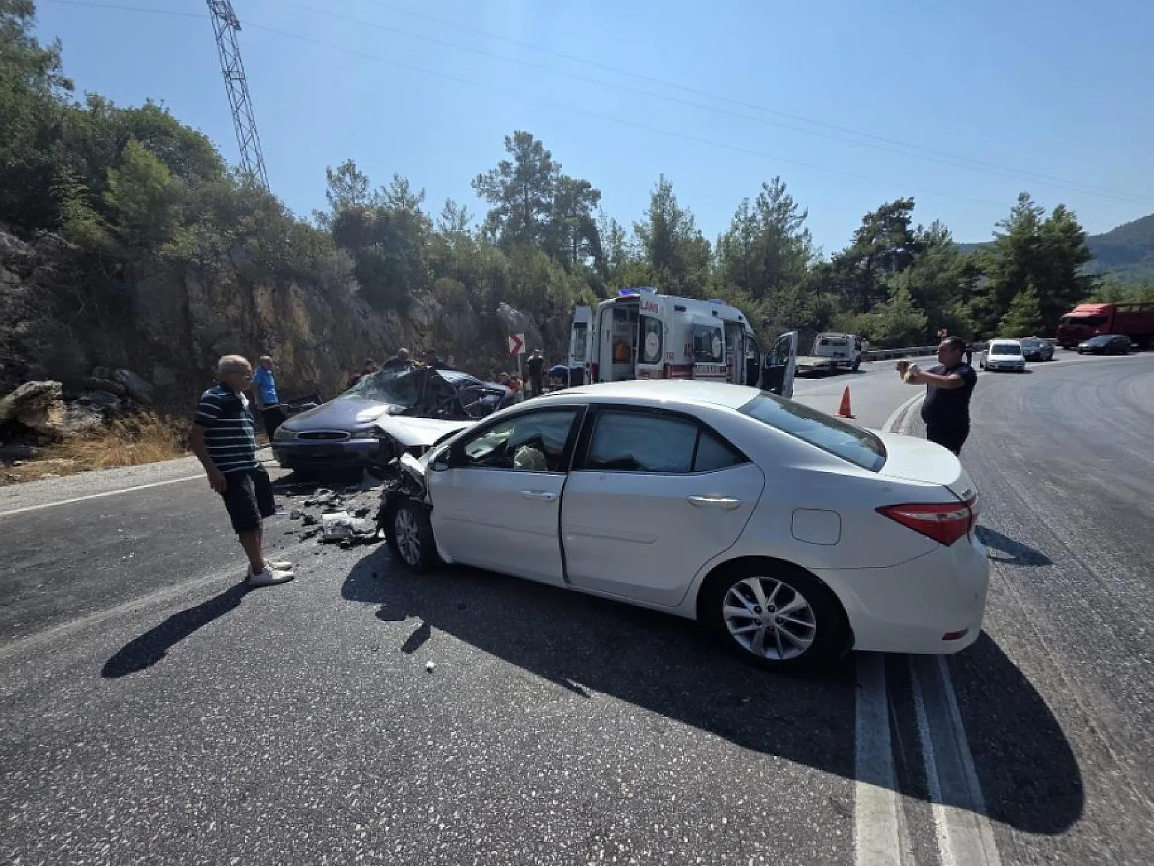 İki otomobilin çarpıştığı feci kazada 8 yaralı