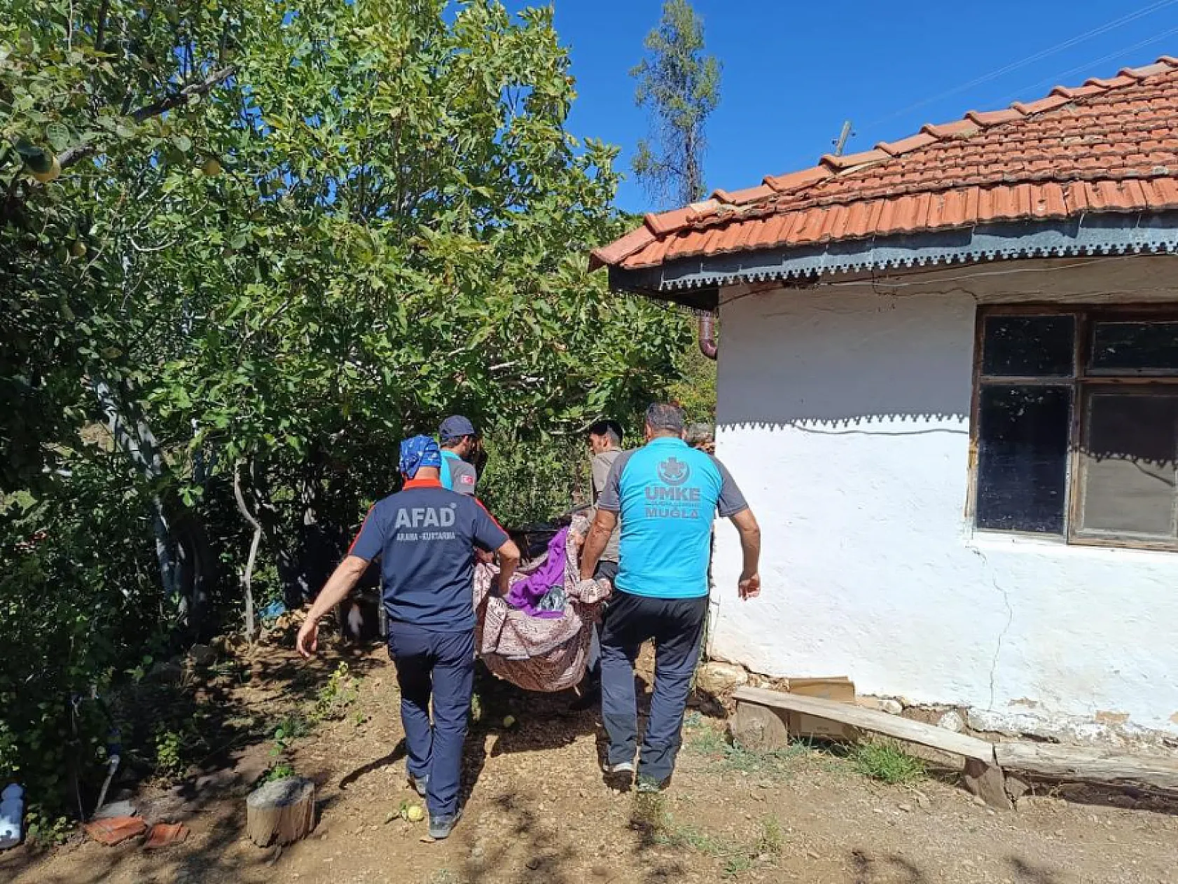 Köyceğiz'de AFAD ve UMKE ekipleri yaşlı vatandaşları tahliye etti
