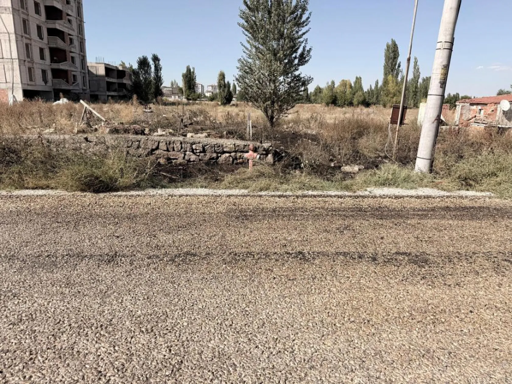 Yaktığı otların içerisine düşerek can verdi