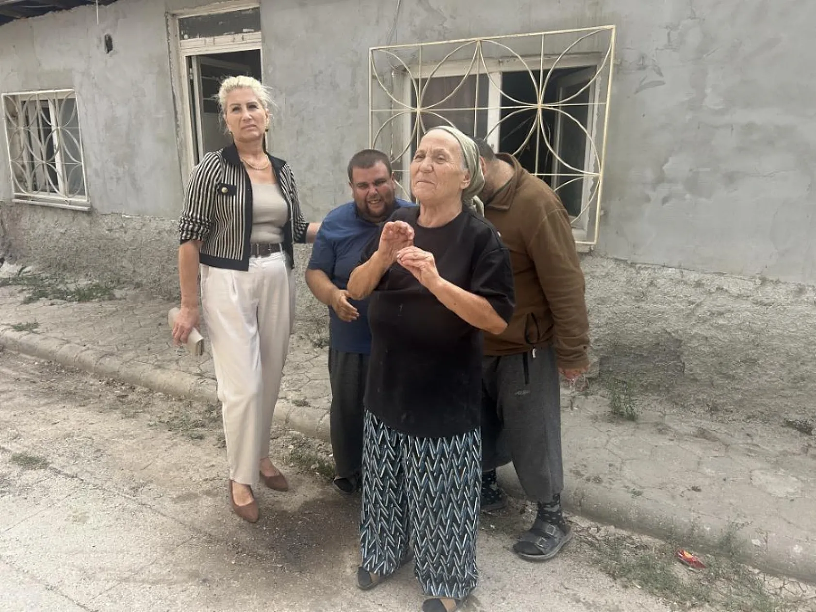 Anne ve 2 engelli oğlu yıllarca bu çöp evde yaşadı