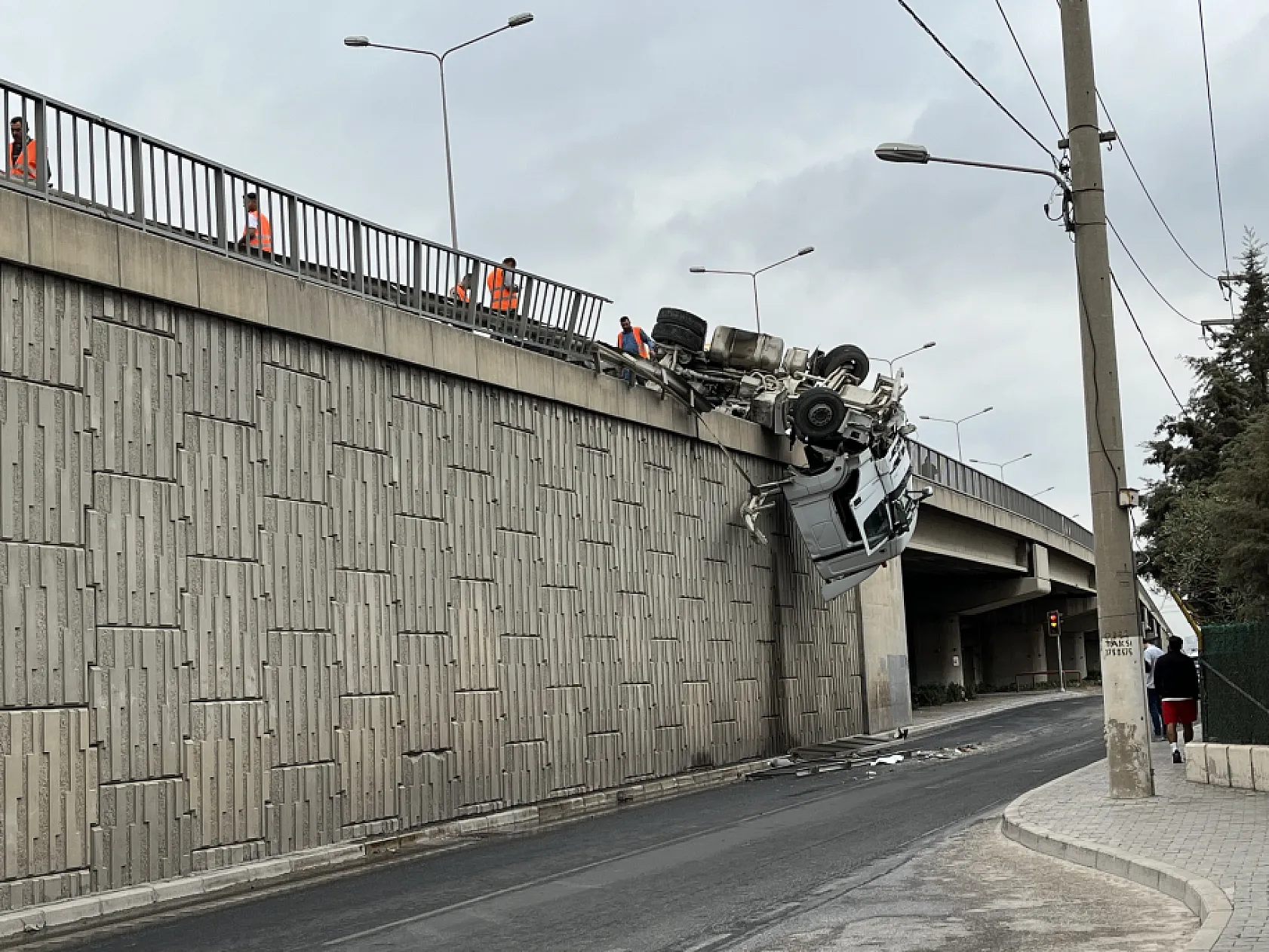 Tır devrildi, kupası viyadükte asılı kaldı