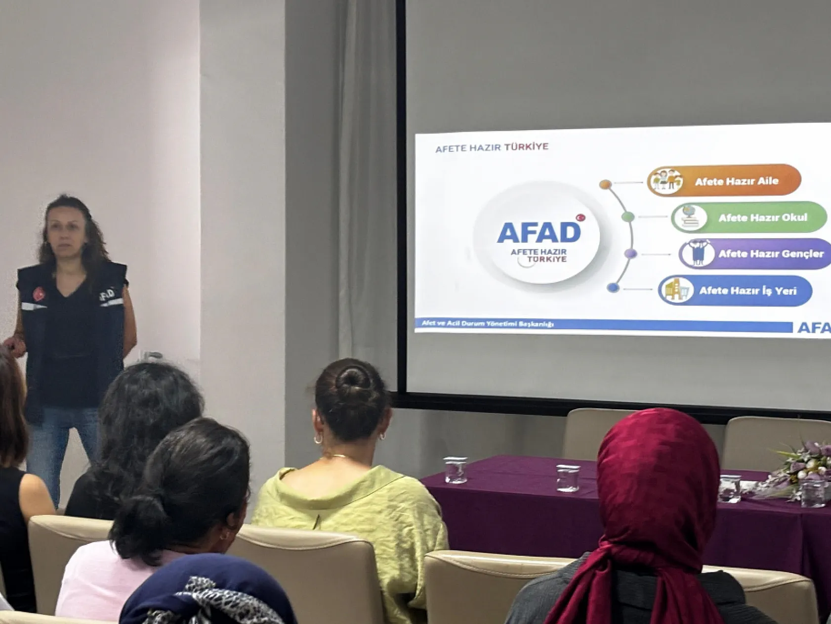 AFAD, KYK yurtlarında afet eğitimi ve deprem tatbikatı gerçekleştirildi