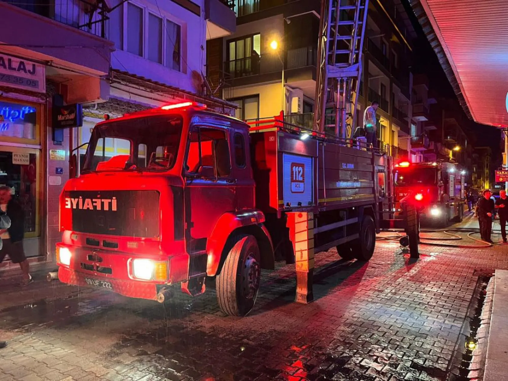 Apartmanda Korkutan Yangın! Vatandaşlar Panikle Sokağa Döküldü
