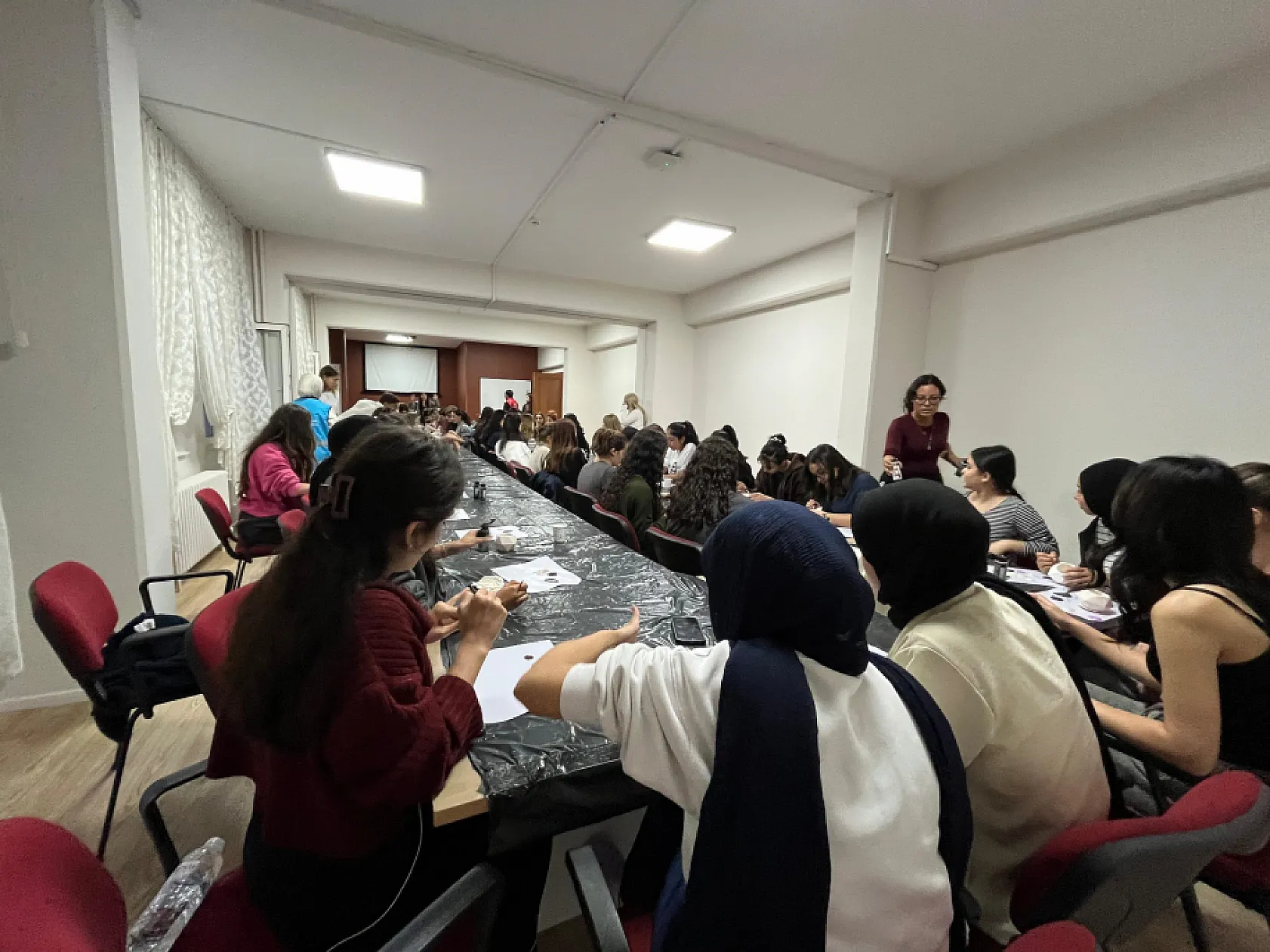 Muğla'da gençlerden yurt öğrencilerine seramik atölyesi