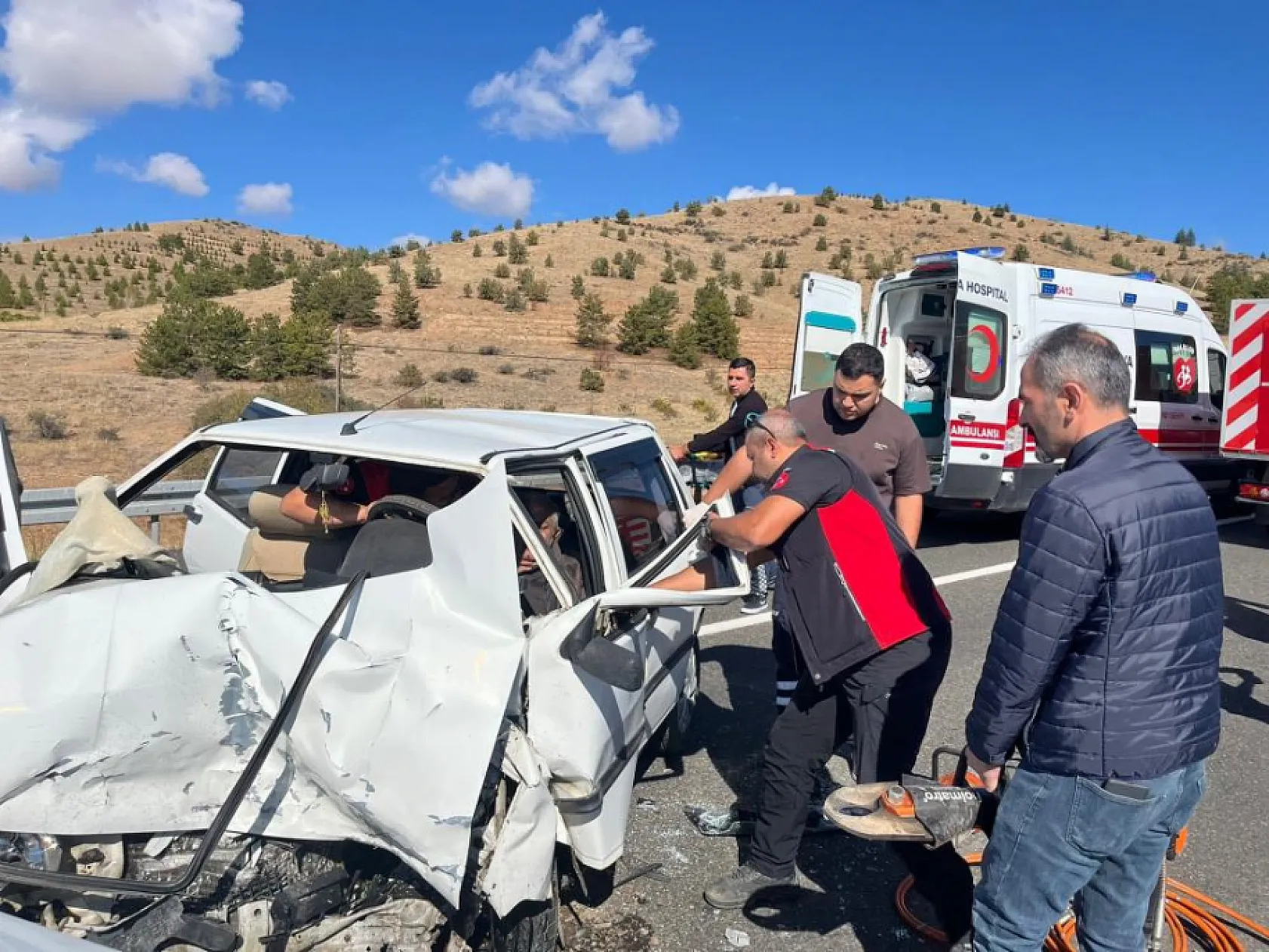 Otomobiller kafa kafaya çarpıştı: 1'i ağır, 4 yaralı