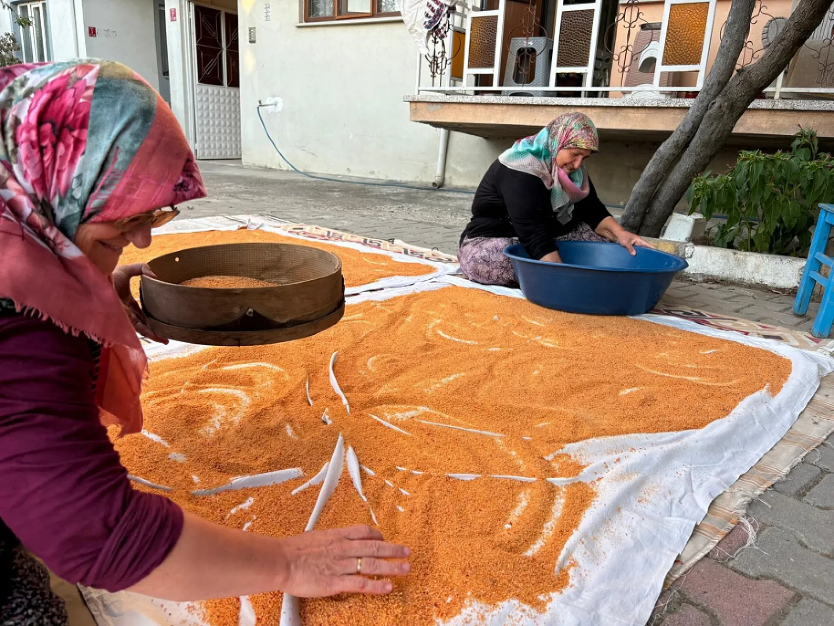 Kadınlar imece usulüyle kışa hazırlanıyor