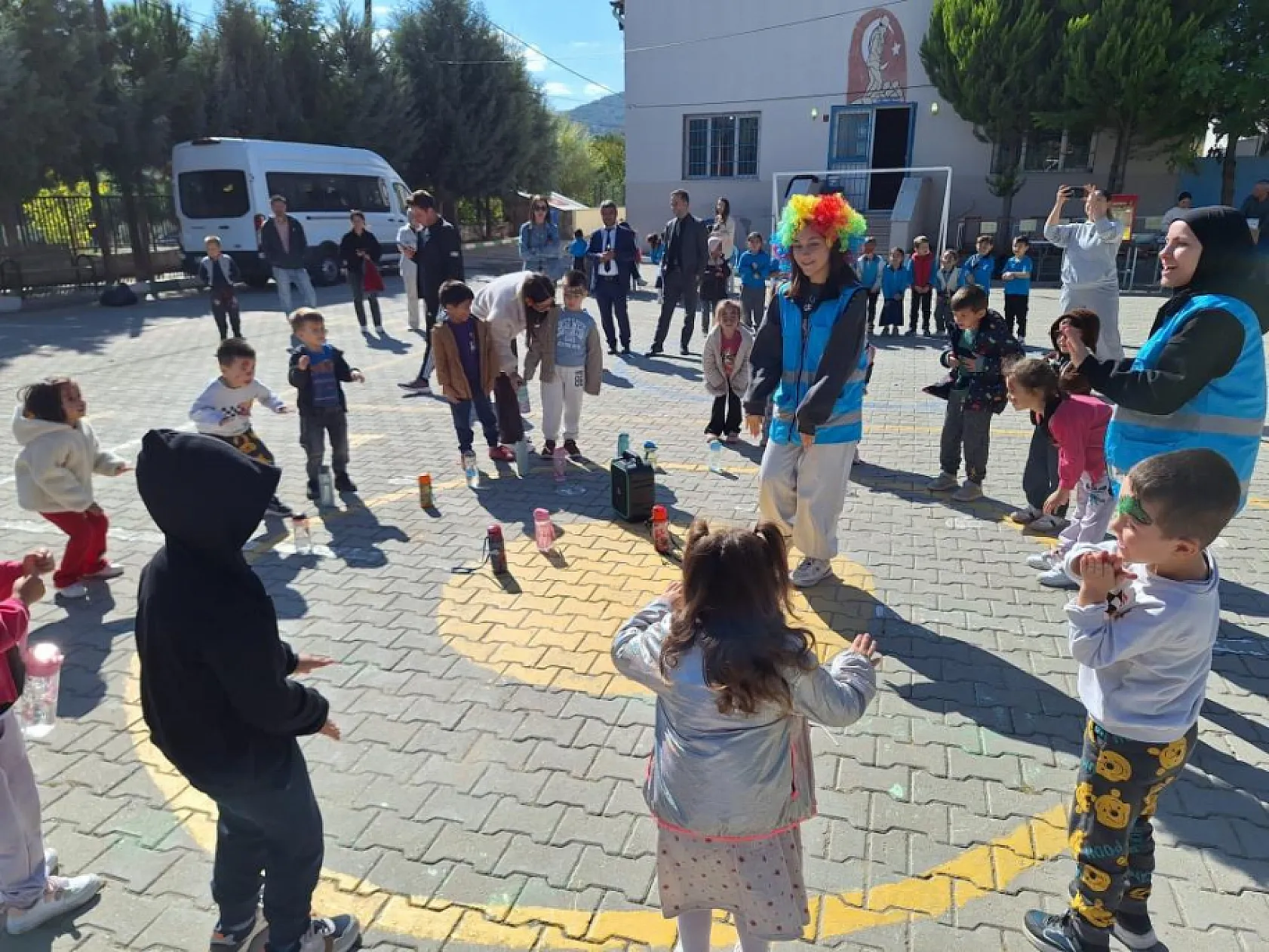 Kavaklıdere'de gönüllü gençlerden miniklere tiyatro keyfi