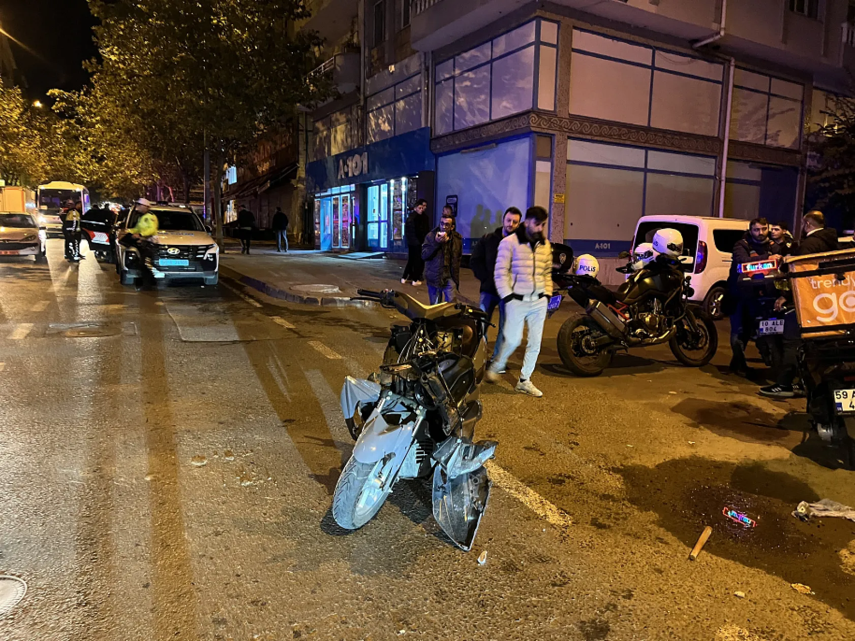 Bıçaklı yaralama olayına karışan motosikletli şüpheliler polisten kaçarken kaza yaptı: 3 yaralı