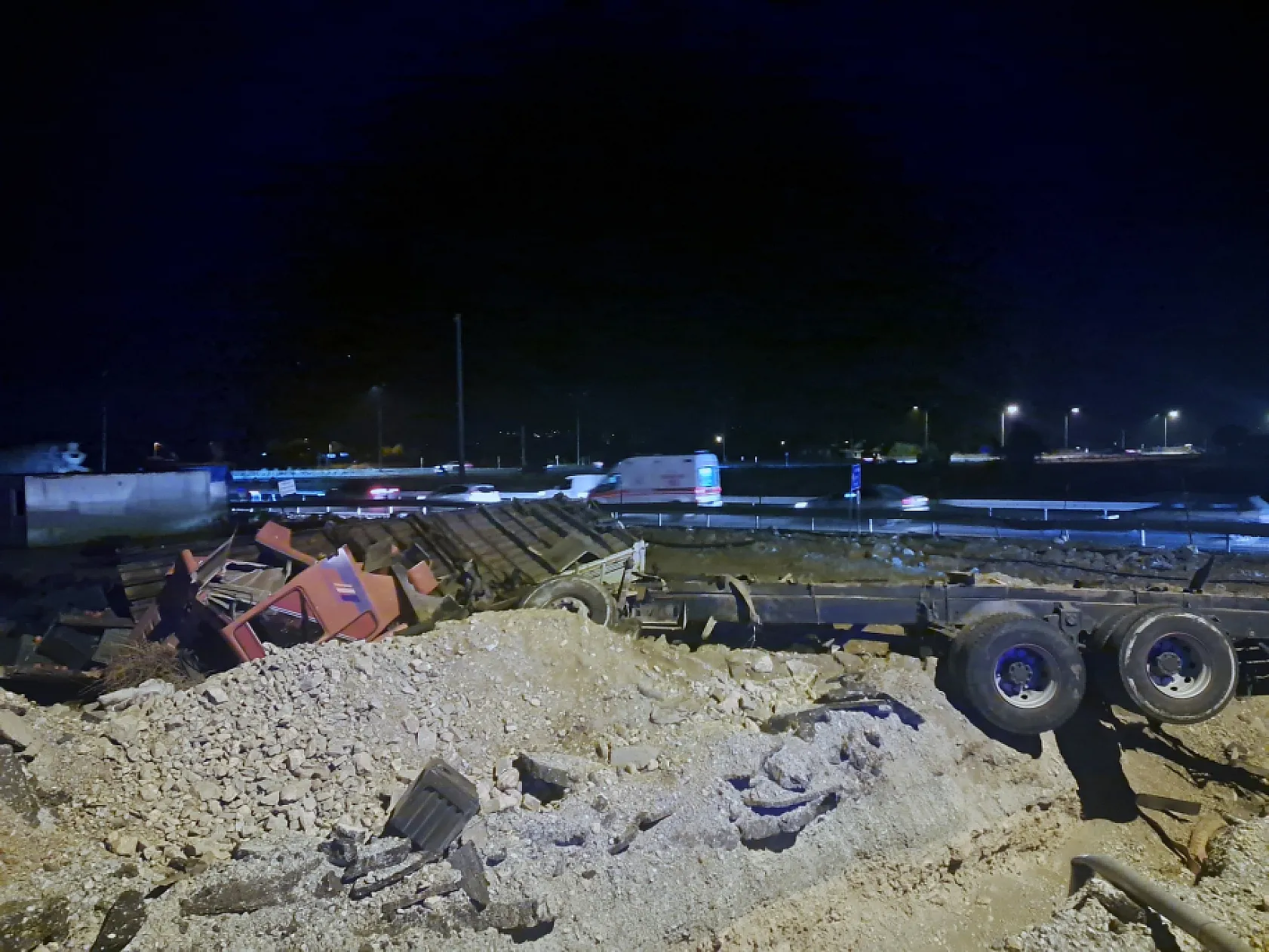 Menteşe'de nar yüklü TIR şarampole yuvarlandı