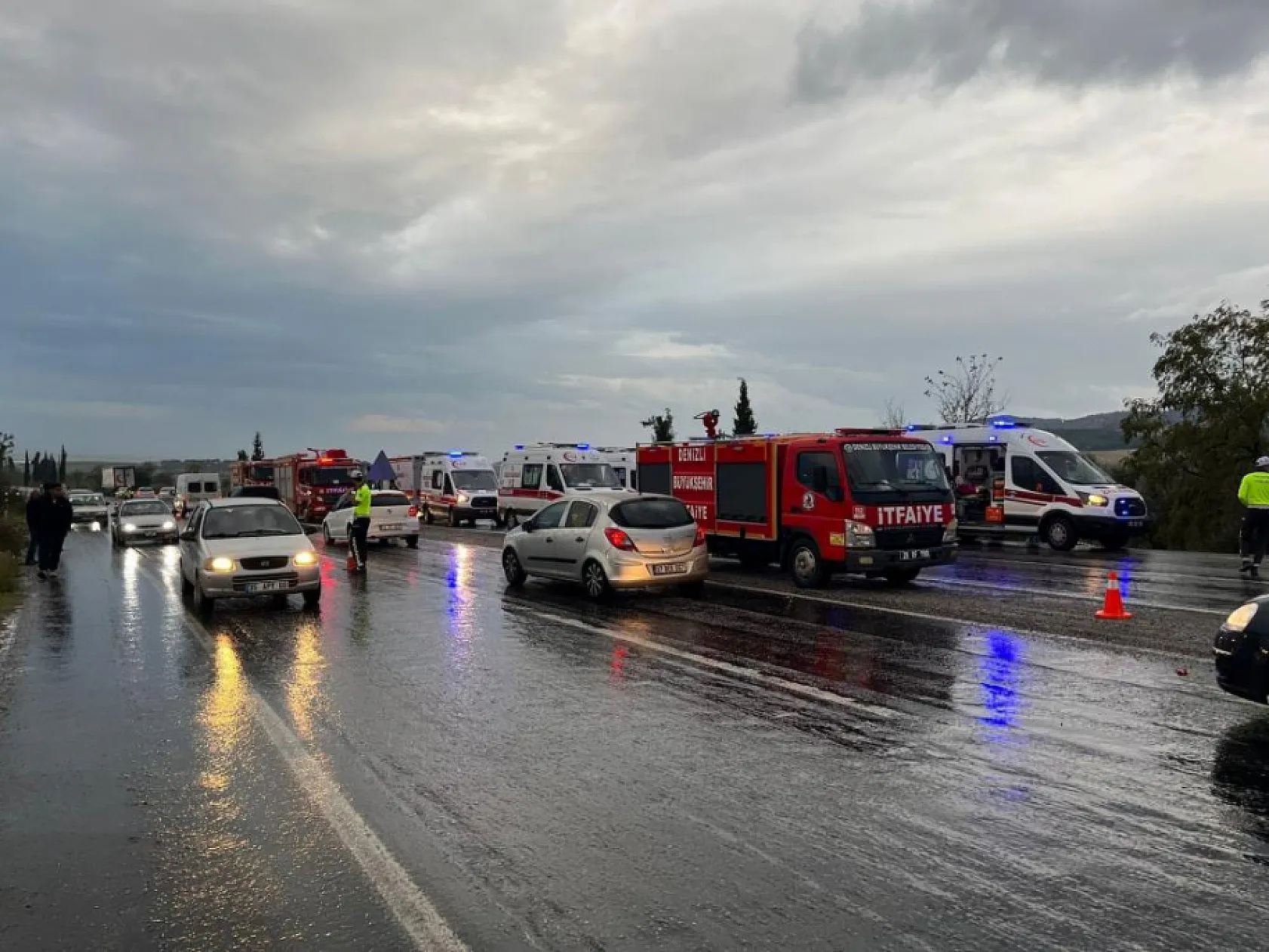 İzmir'den Denizli'ye Giden Tur Midibüsü Şarampole Yuvarlandı: 2 Ölü, 31 Yaralı
