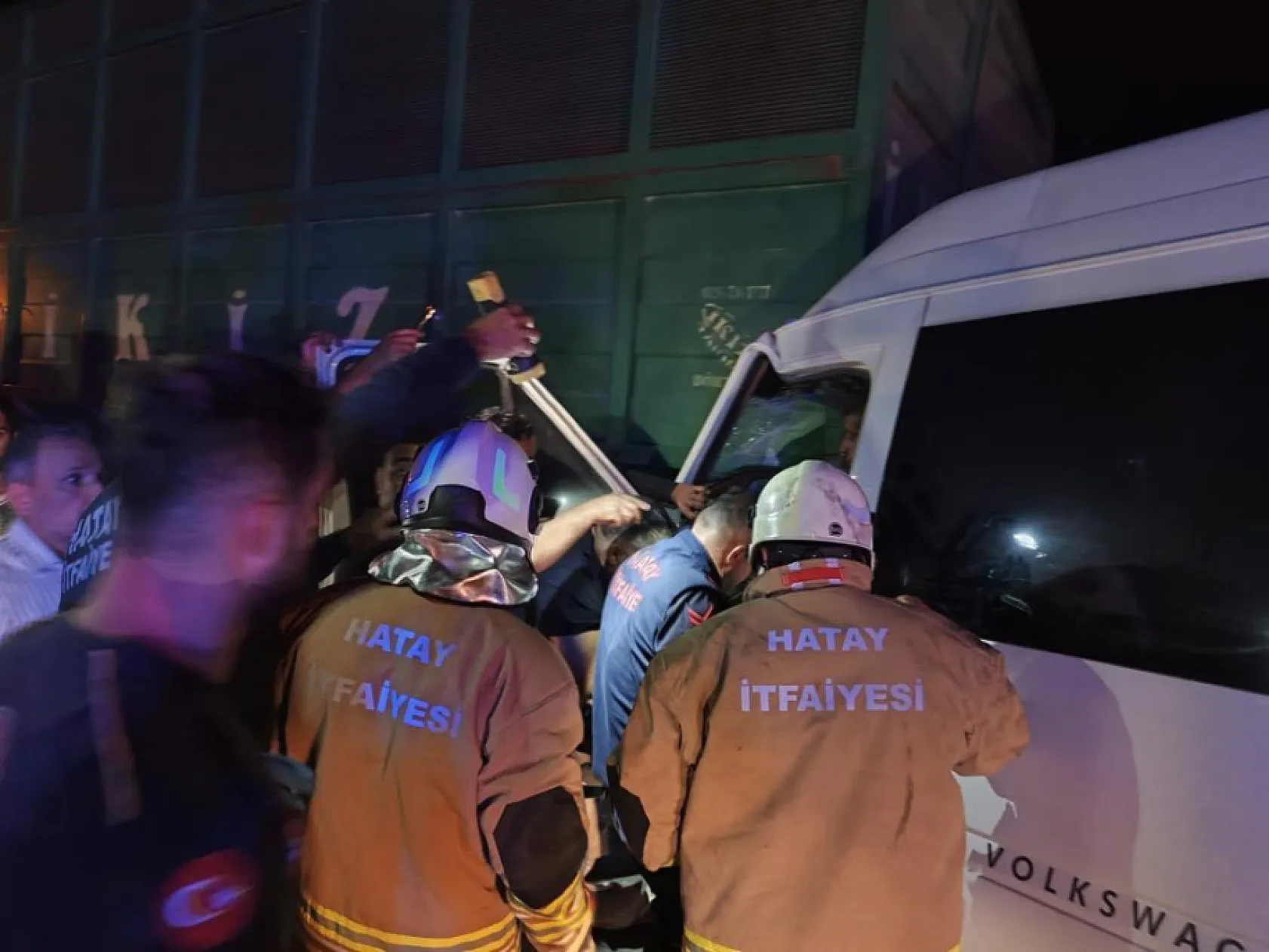 Yolcu minibüsü traktöre çarptı: 15 yaralı