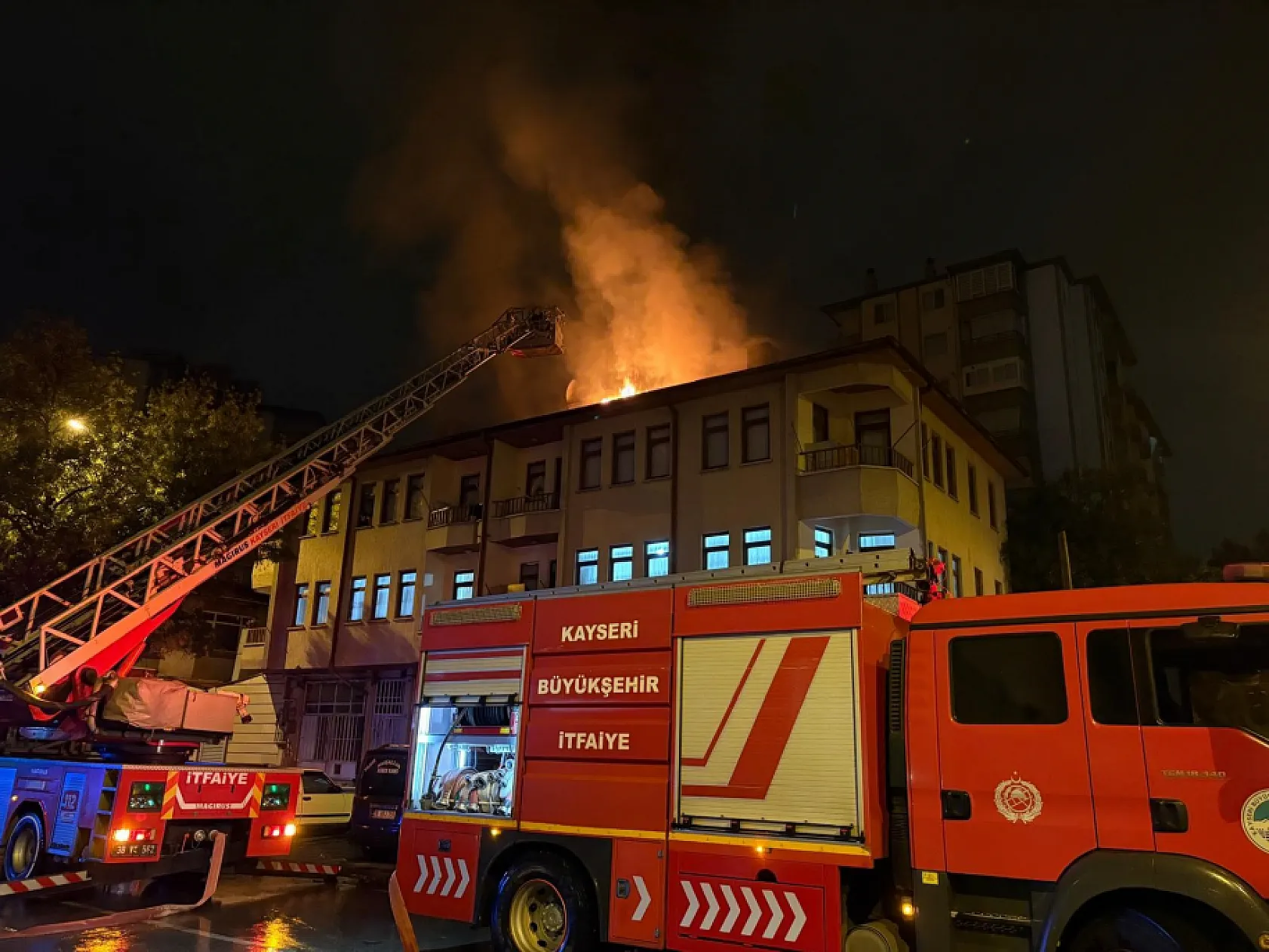 Eşi eve almayınca sinirlendi binanın çatısını yaktı